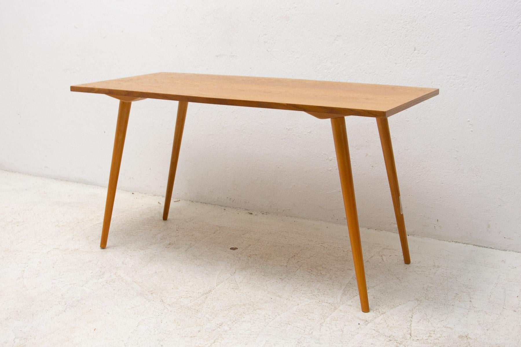 Table basse d'appoint moderne conçue par František Jirák pour Tatra nábytok, elle a été fabriquée dans les années 1960 dans l'ancienne Tchécoslovaquie.

Il est fabriqué en bois de hêtre. En parfait état.

Dimensions :

Longueur : 108