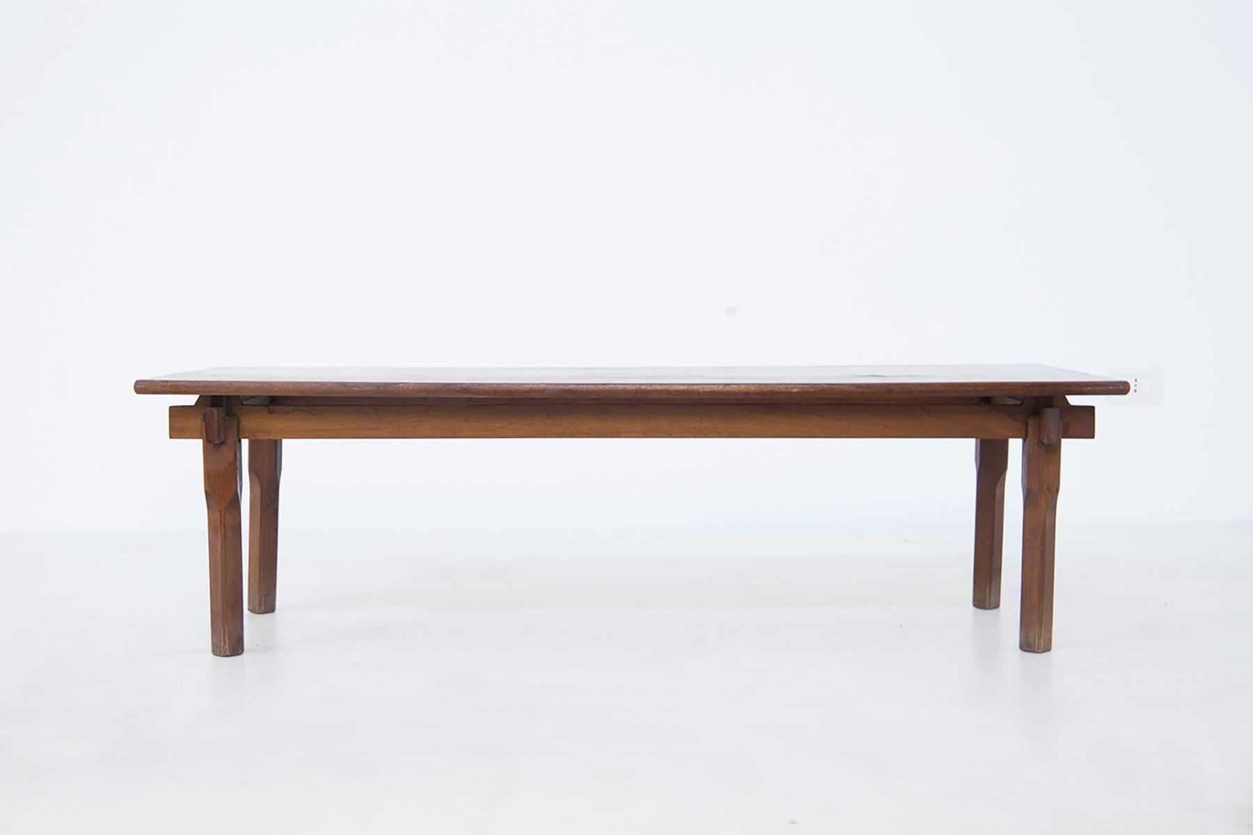 Beautiful and large coffee table designed by Gianfranco Frattini entirely in dark walnut wood.
It is characterized by its particular woodworking, especially for the joints at the base of the table top with the feet, typical of Frattini.
The table