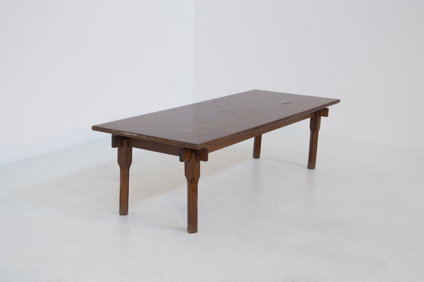 Beautiful and large coffee table designed by Gianfranco Frattini entirely in dark walnut wood.
It is characterized by its particular woodworking, especially for the joints at the base of the table top with the feet, typical of Frattini.
The table