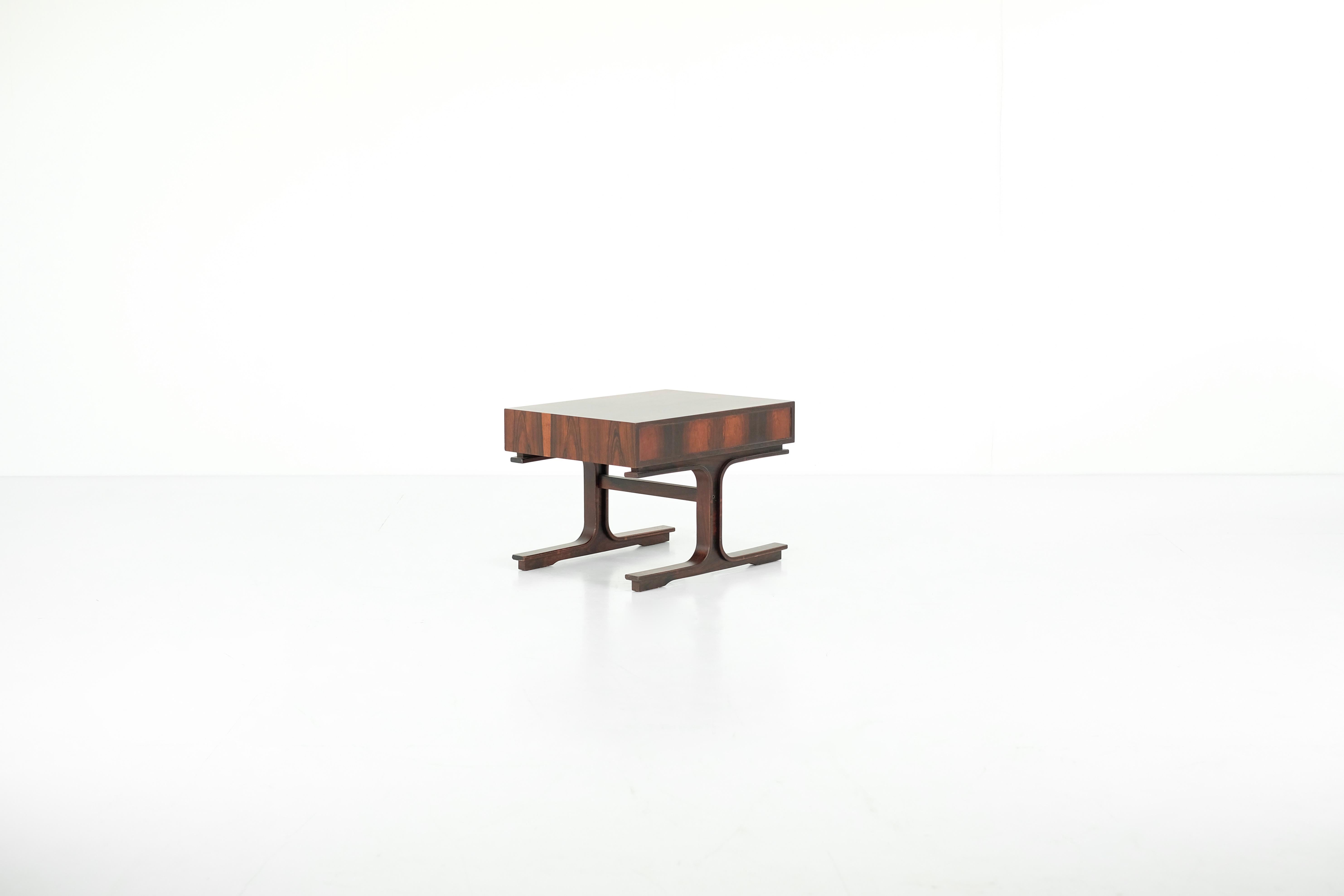Milieu du XXe siècle Table basse par Gianfranco Frattini pour Bernini, Italie années 1950. en vente
