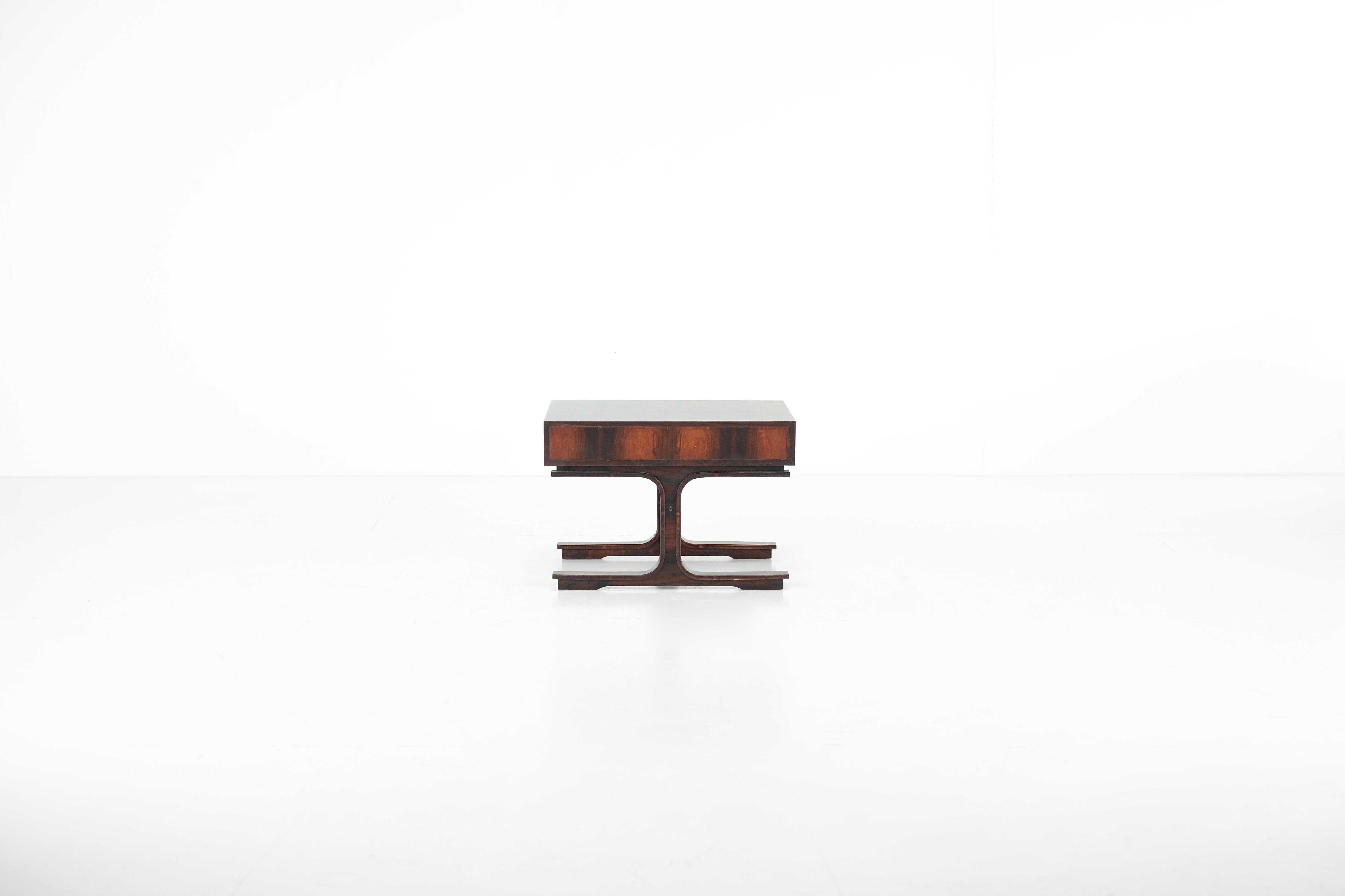 Bois Table basse par Gianfranco Frattini pour Bernini, Italie années 1950. en vente