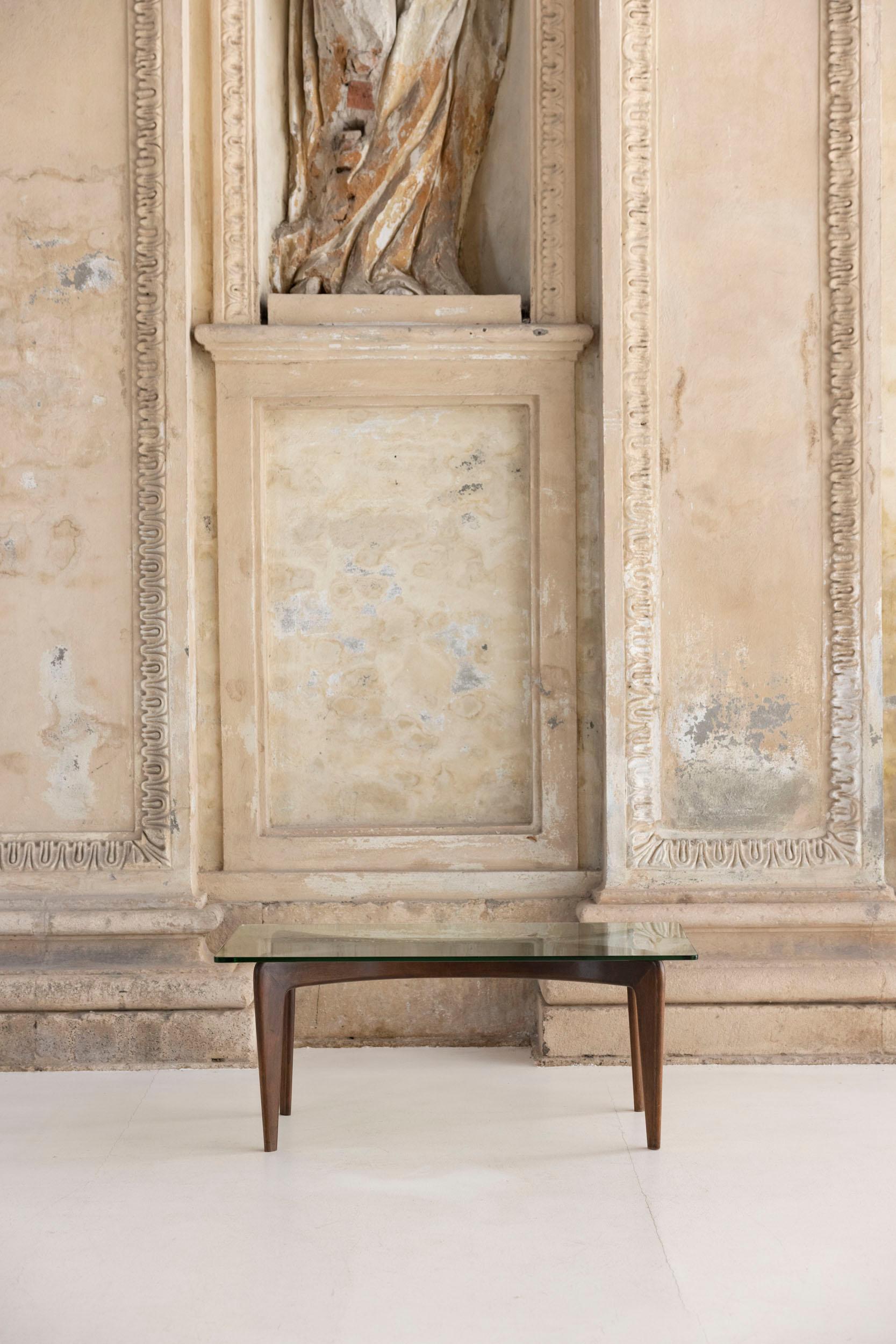 Elegant low table designed by Gio Ponti and produced by Fontana Arte, Italy, circa 1950.
The table features a sculptural solid wood structure supporting a rectangular crystal top, a composition that beautifully expresses Ponti’s early search for