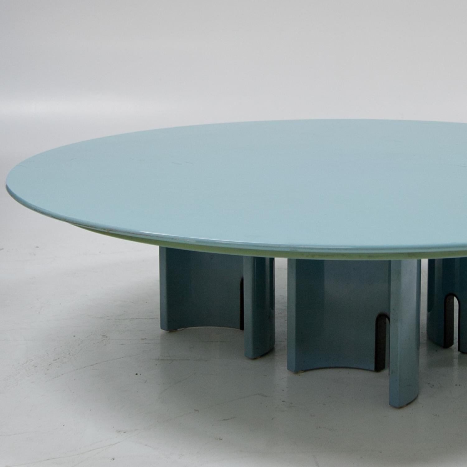 Round coffee table in light blue designed by Giovanni Offredi for Saporiti. Labeled “Saporiti Italia”. Signs of age and use.