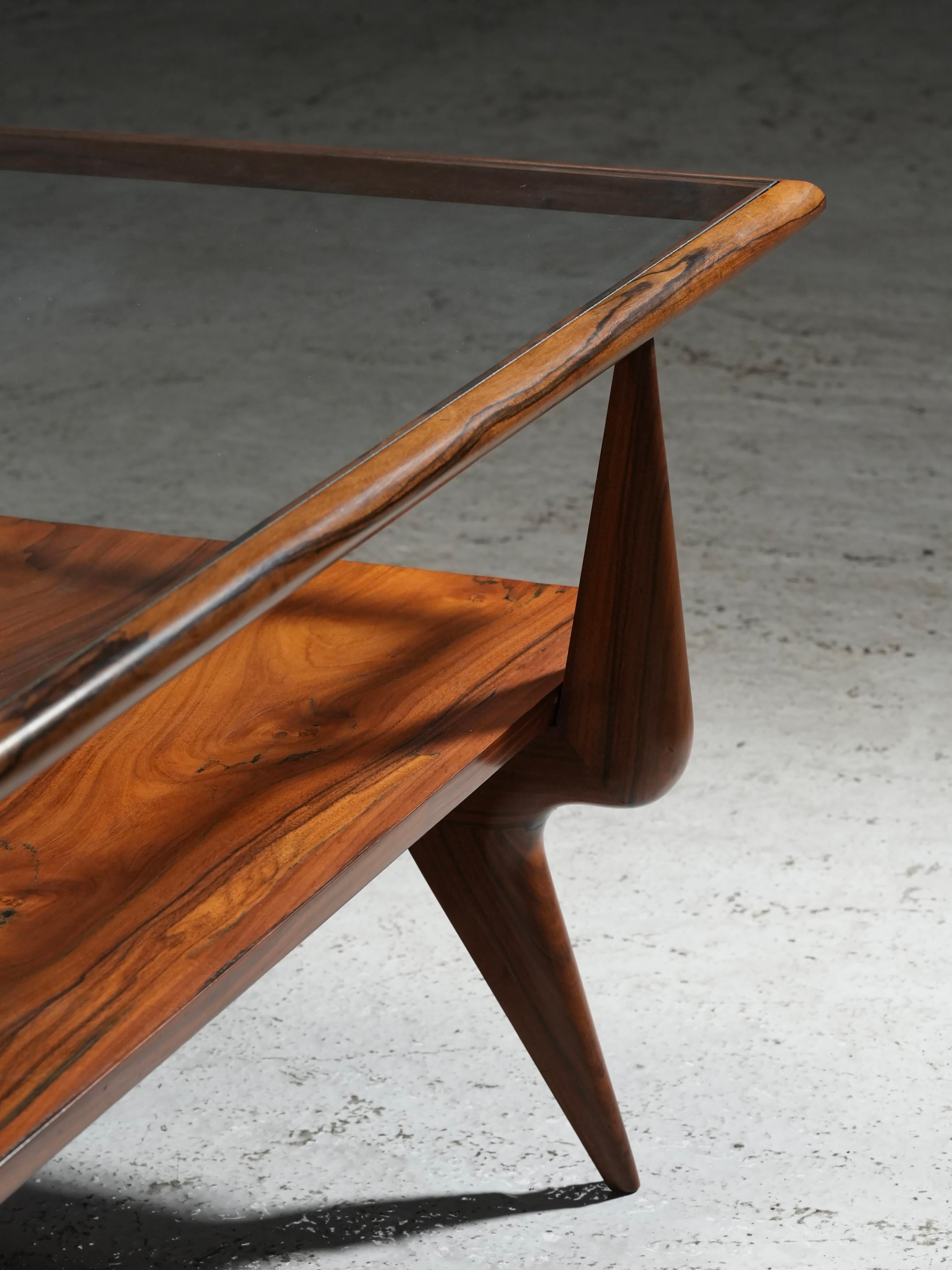 Brésilien Table basse de Giuseppe Scapinelli en caviuna et verre, Brésil, années 1950 en vente