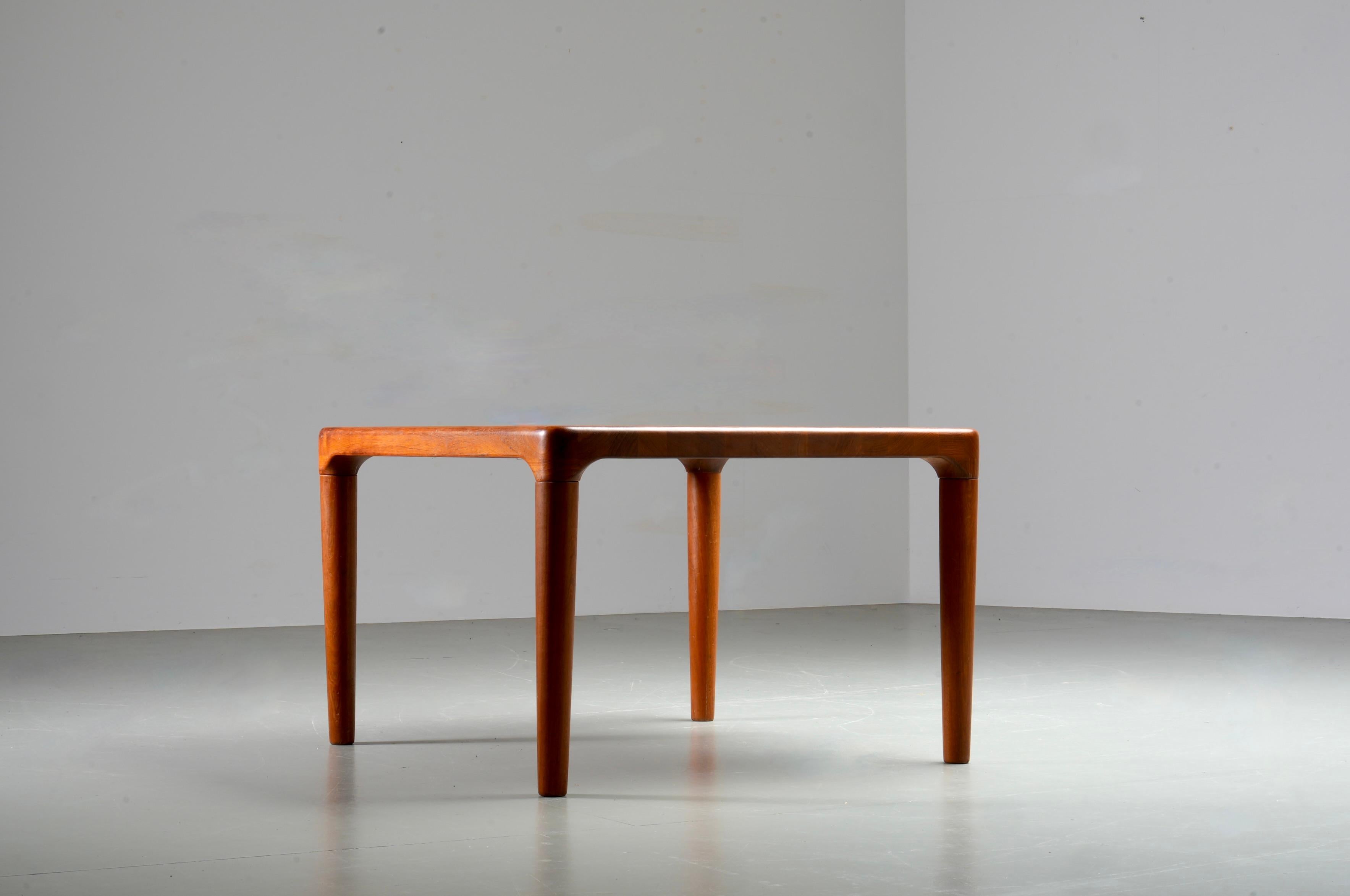 Couchtisch von Glostrup aus Teakholz, Dänemark, 1960er Jahre

Couchtisch aus massivem Teakholz, hergestellt von der Glostrup Møbelfabrik in Dänemark, wahrscheinlich in den 1960er Jahren. Der Tisch hat ein klares, funktionales Design mit abgerundeten