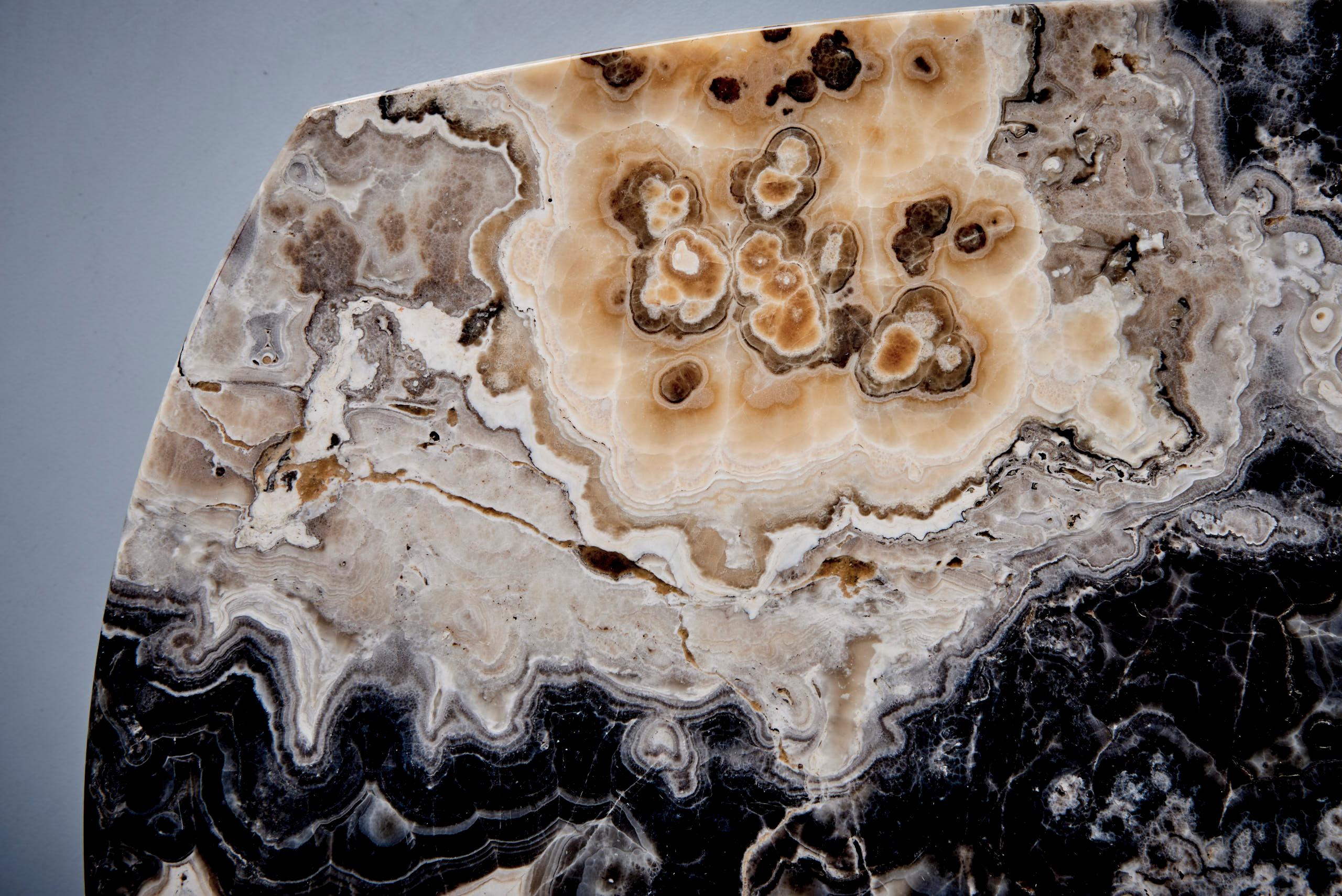 Laiton Table basse de Guglielmo Ulrich avec plateau en onyx poli en vente