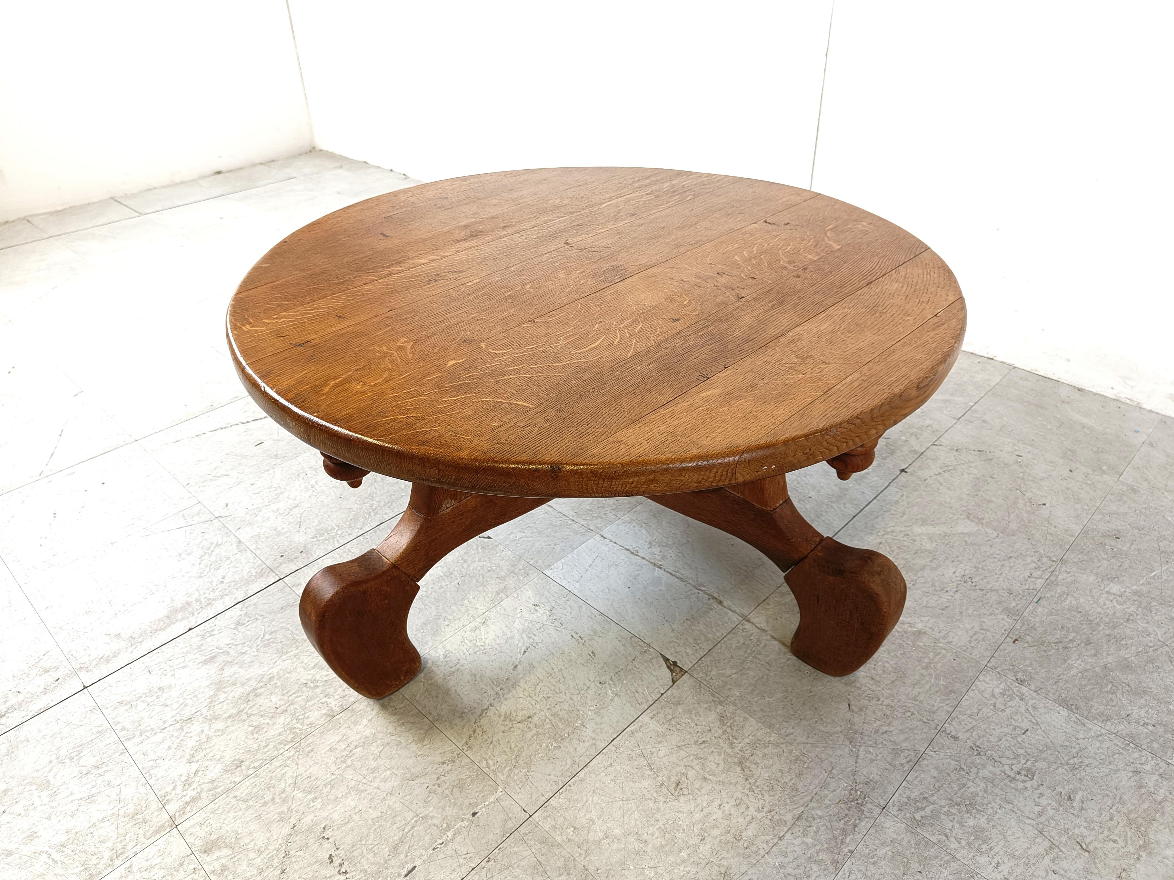 Vintage oak coffee table by Guillerme et Chambron.

Beautifully crafted coffee table with a round top and a very well made base with finials.

The curvy and finely crafted base makes this piece very elegant.

1960s France

Very good