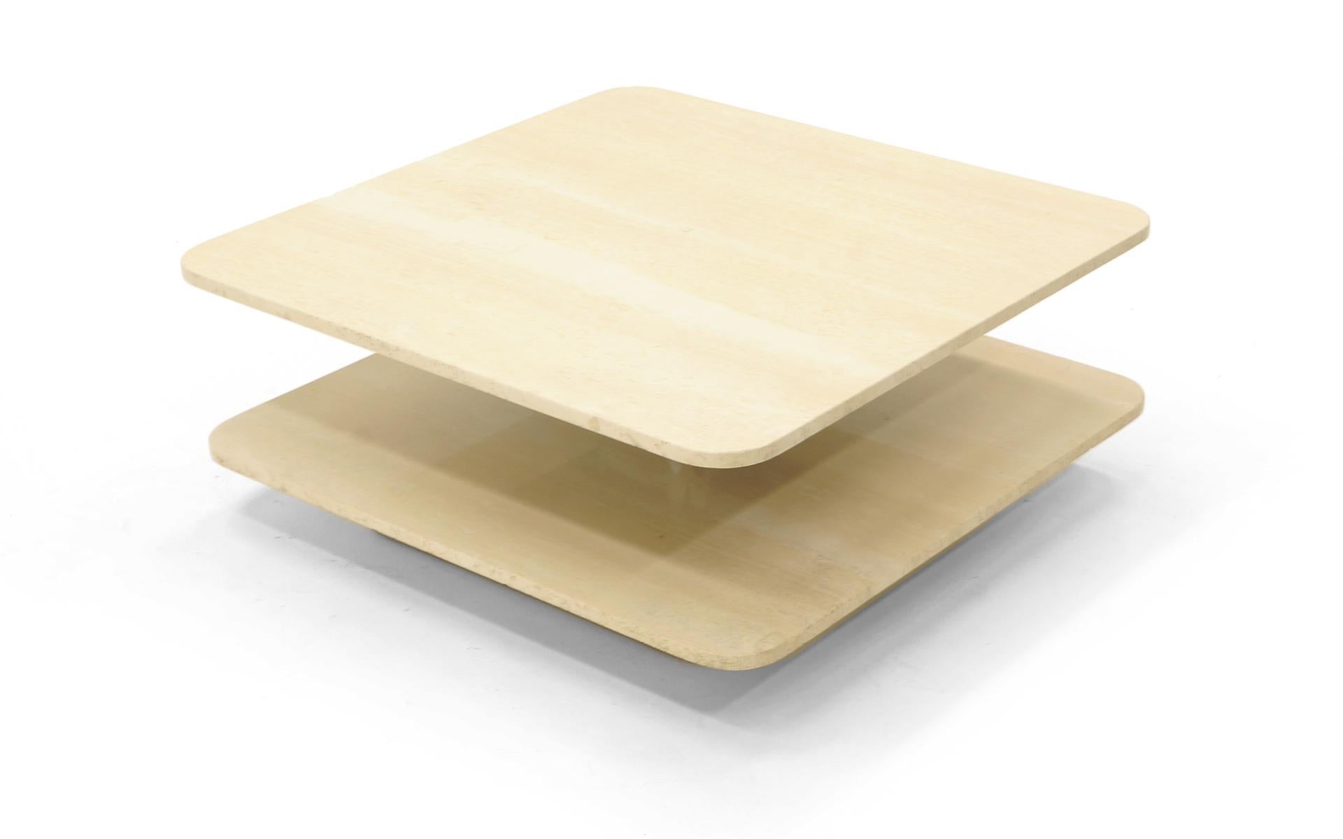 Couchtisch im Stil von Harvey Probber, quadratische Travertinplatten mit zwei Etagen (Moderne der Mitte des Jahrhunderts) im Angebot