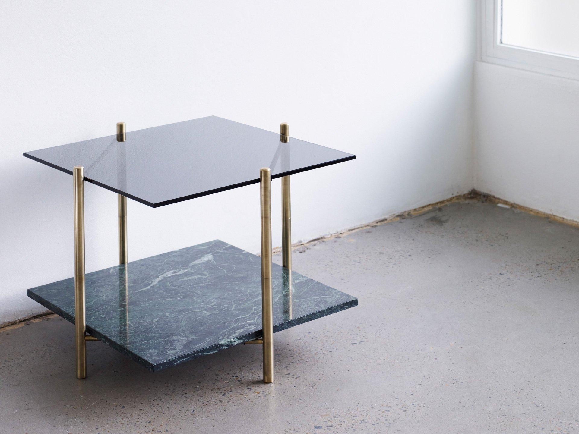Couchtisch von Henry Wilson
Quadratischer Tisch/runder Tisch

Massiver Messingrahmen mit zwei abgestuften Oberflächen. Alle Tische werden auf Bestellung aus den vom Kunden angegebenen Materialien hergestellt. Einige Möglichkeiten sind:
