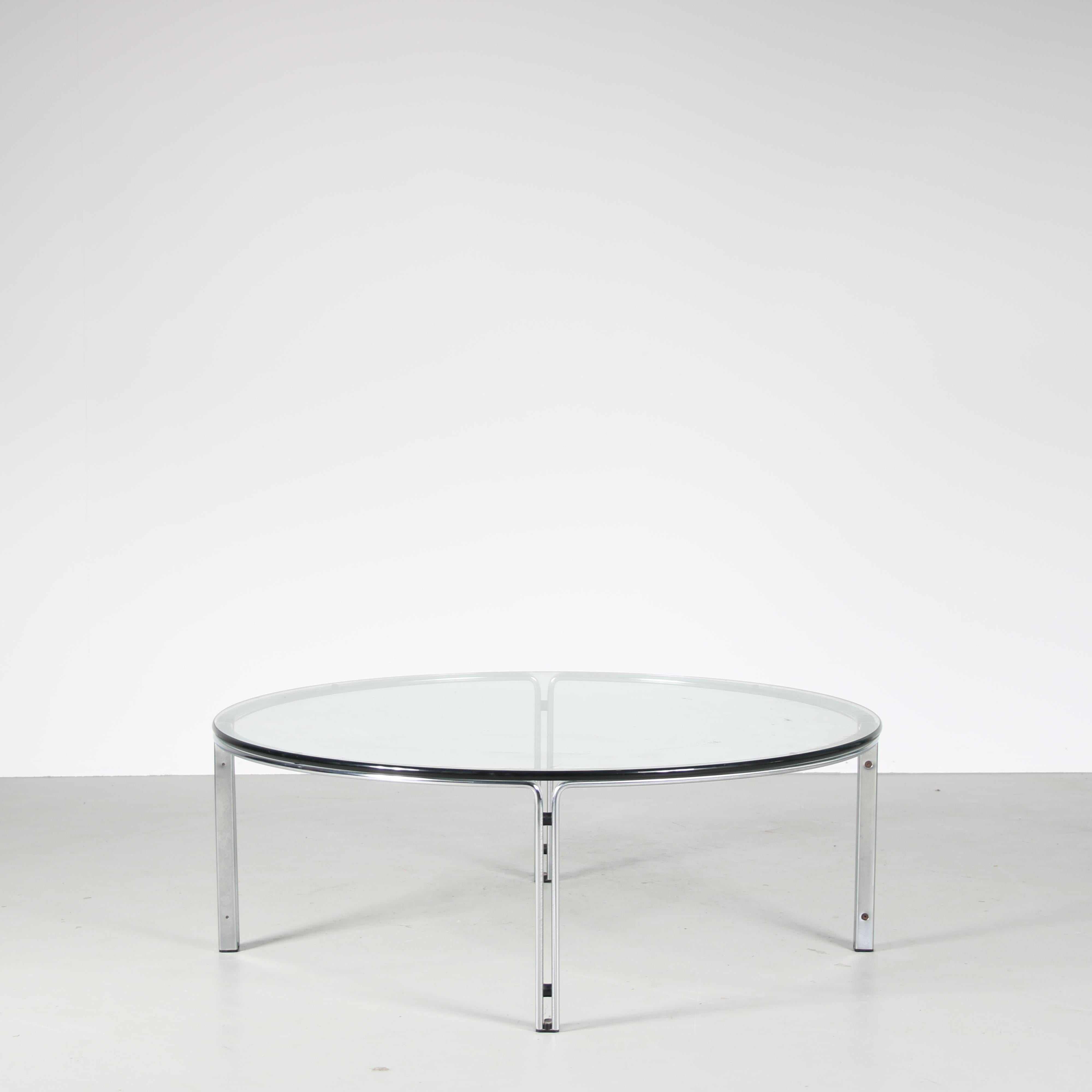 A beautiful coffee table designed by Horst Brüning, manufactured by Kill International in Germany around 1960.

This high quality piece features a steel base with a thick glass top. The metal base is really nicely made, bent into shape to smoothly