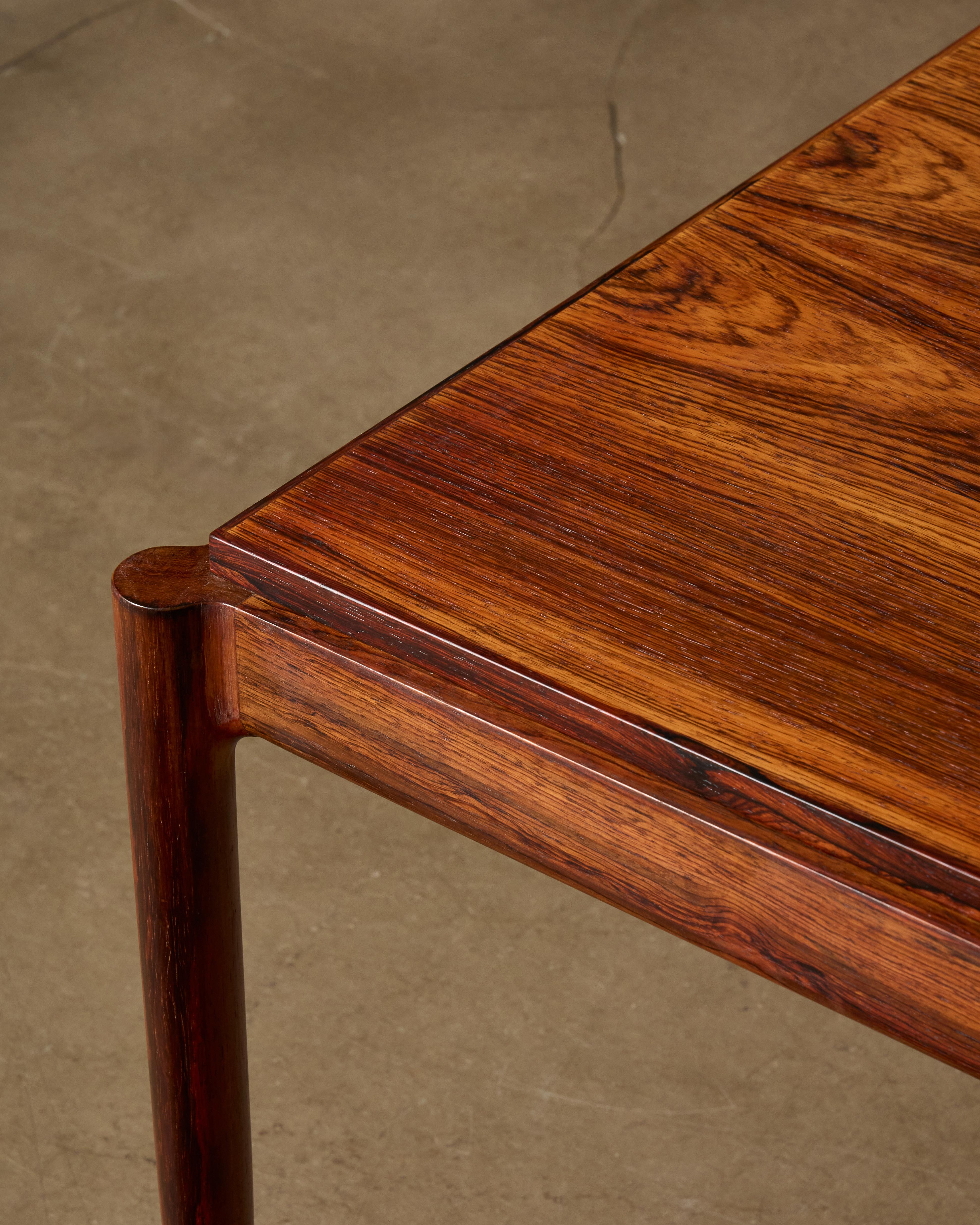 Modèle rare avec une superbe table en palissandre. Excellent état.
Produit par Seffle Møbelfabrik en Suède, conçu par l'architecte danois Ib Kofod-Larsen. Signé par le fabricant.