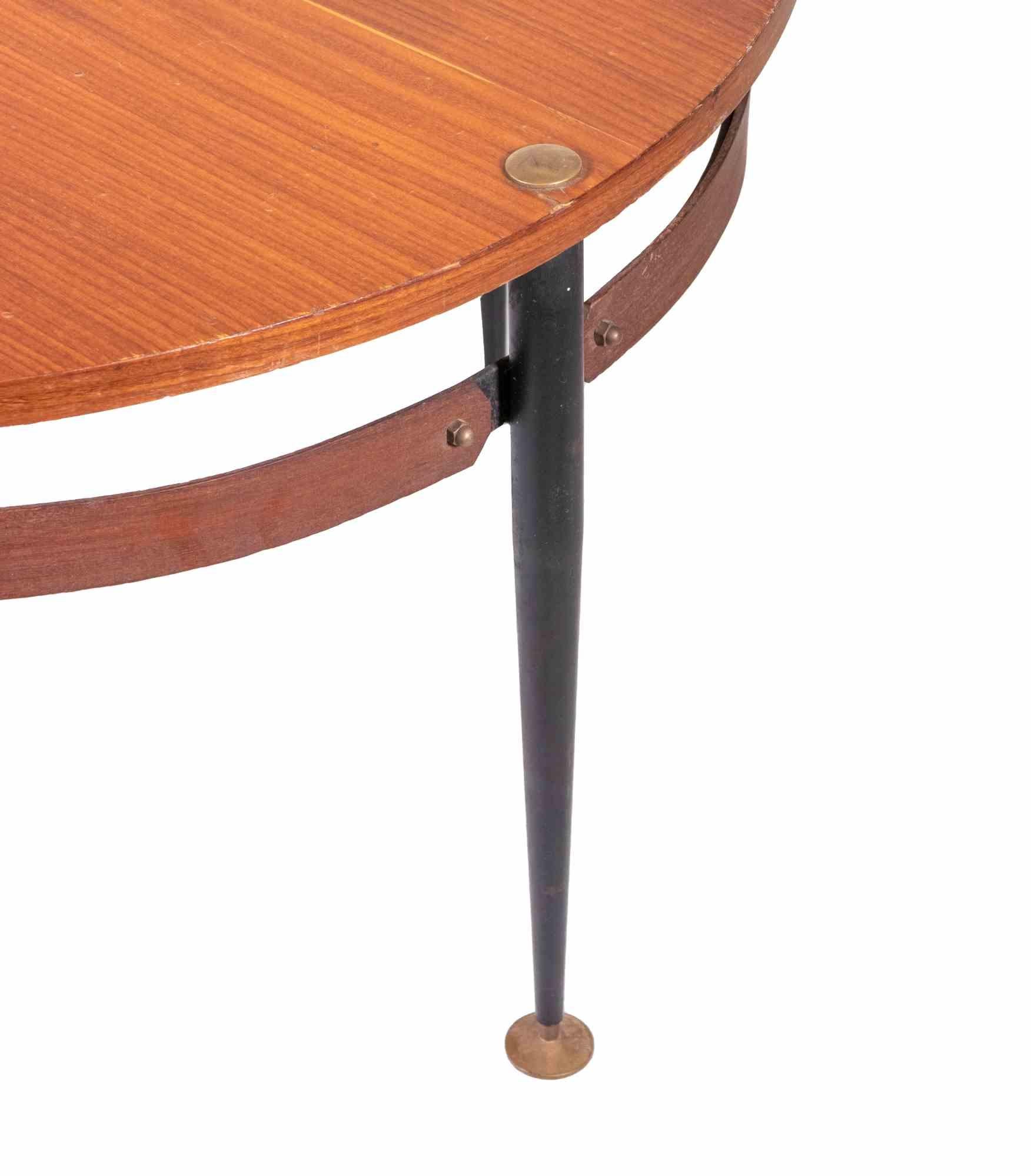 Der Couchtisch ist ein elegantes Design-Möbelstück aus Teakholz, das Mitte des 20. Jahrhunderts von Silvio Cavatorta entworfen wurde.

Tisch aus Holz, Metall und Messing mit einem raffinierten Design.
