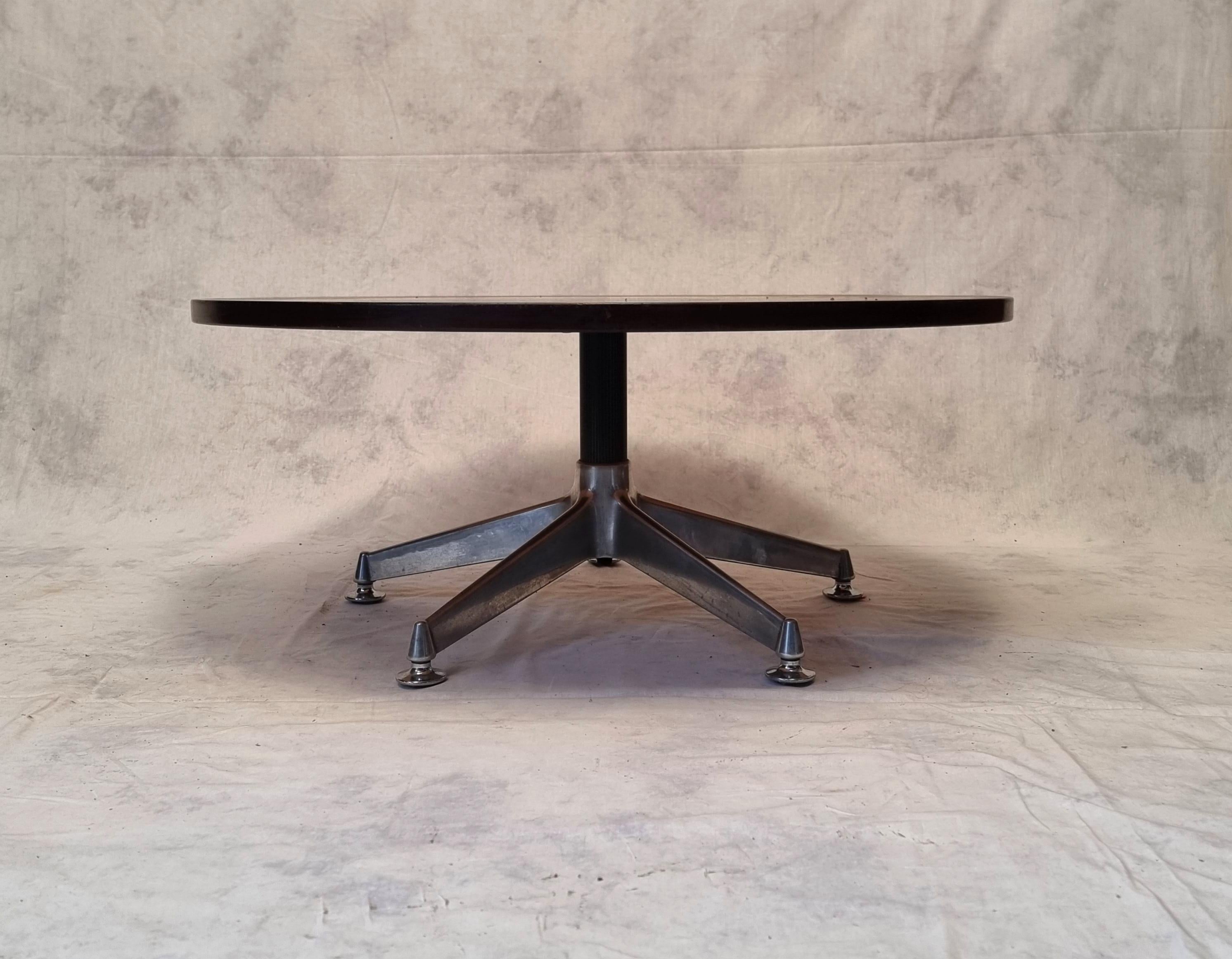 Coffee table by architect and Italian designer Ico Parisi. Big name in Italian furniture, Ico Parisi got down to multiple creations, some of which can be recognized by these atypical feet. This coffee table, produced by MIM in the 1960s, is in Rio