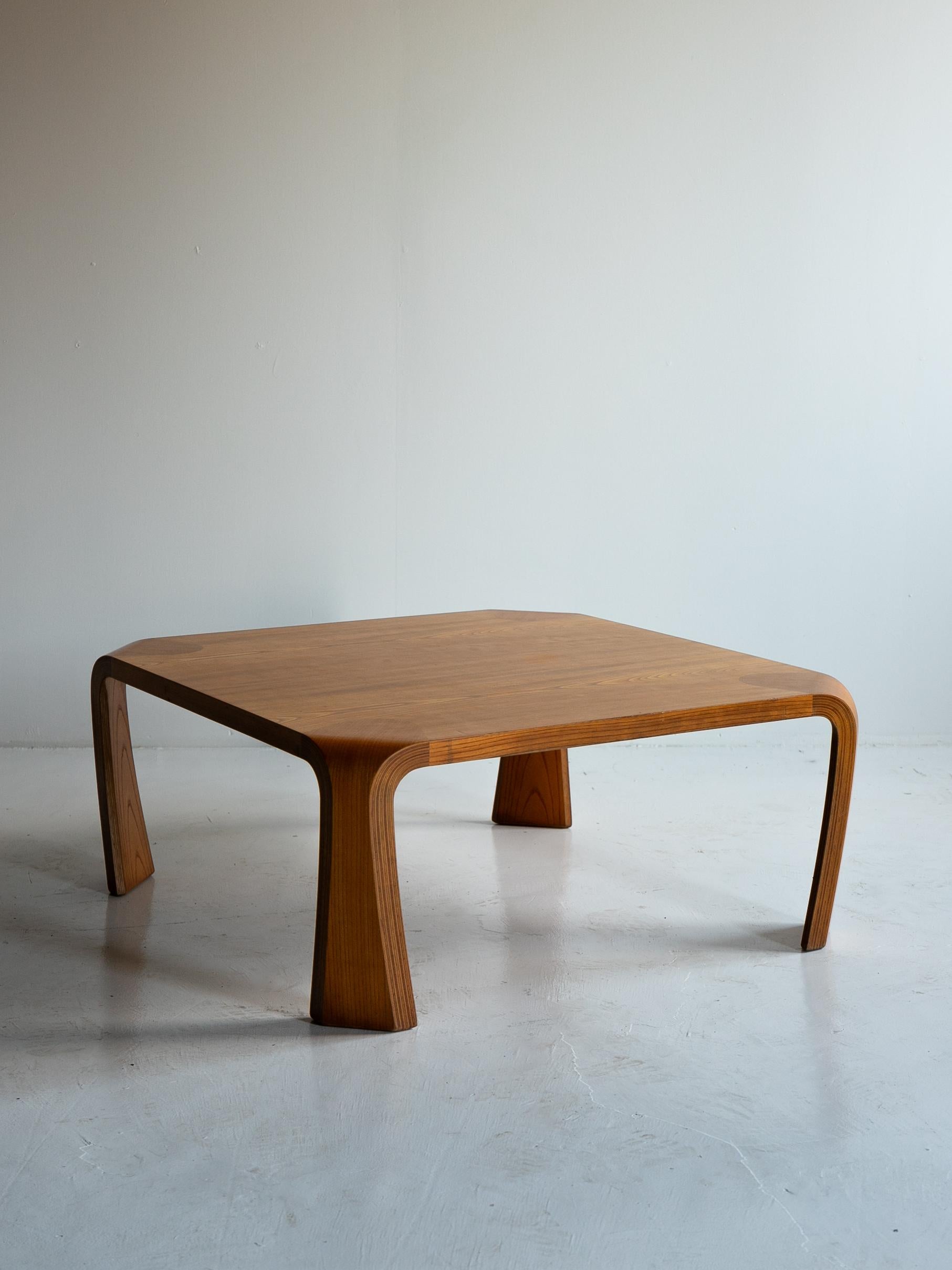 This exceptional coffee table, crafted from zelkova wood (keyaki), features an elegant curved design by Saburo Inui and was manufactured by Tendo Mokko in Japan during the 1970s.

 Renowned for its organic form and efficient design, this table is a