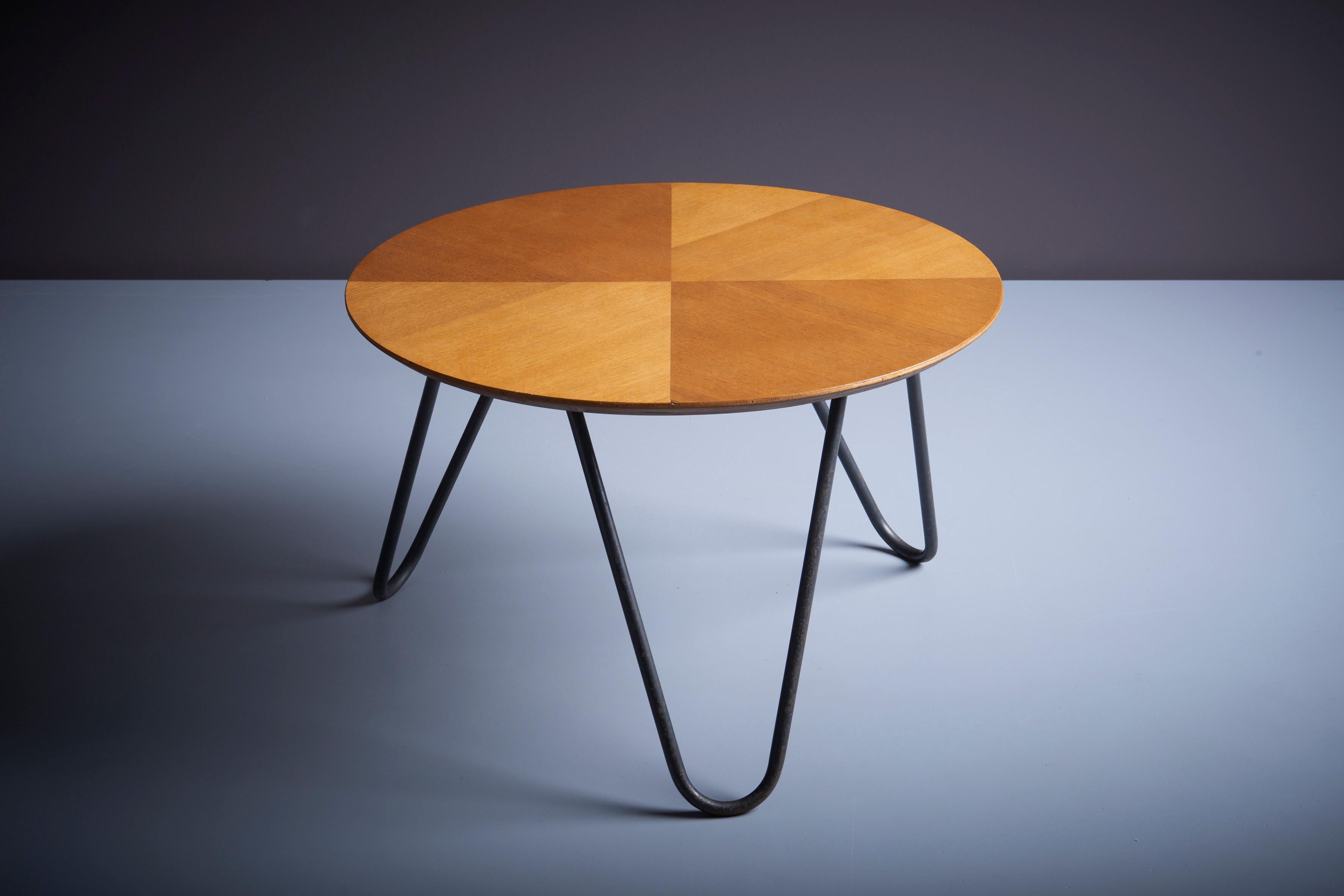 Round coffee table n ° 34, Tubauto edition, designed by Jacques Hitier. The top is in oak veneer plywood, the base in tubular black lacquered metal. Jacques Hitier (1917-1999) was a French industrial designer who worked primarily in the mid-20th