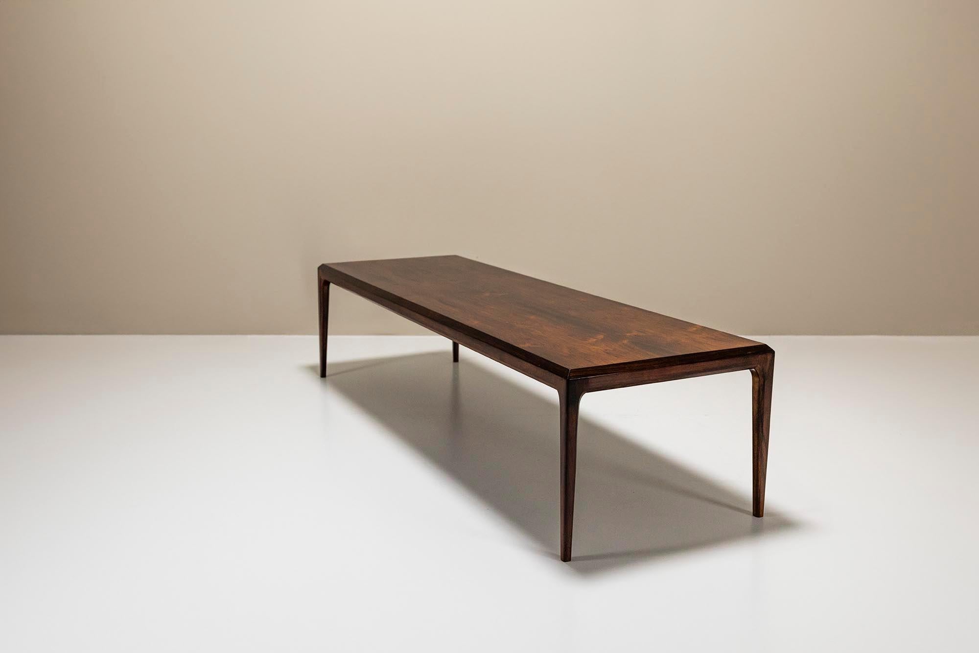 Cette table basse produite dans les années 1960 pour Silkeborg Møbelfabrik est une belle pièce de design et d'artisanat. Fabriquée à partir d'un magnifique bois de rose, la table présente un dessin spectaculaire et une patine extrêmement chaleureuse