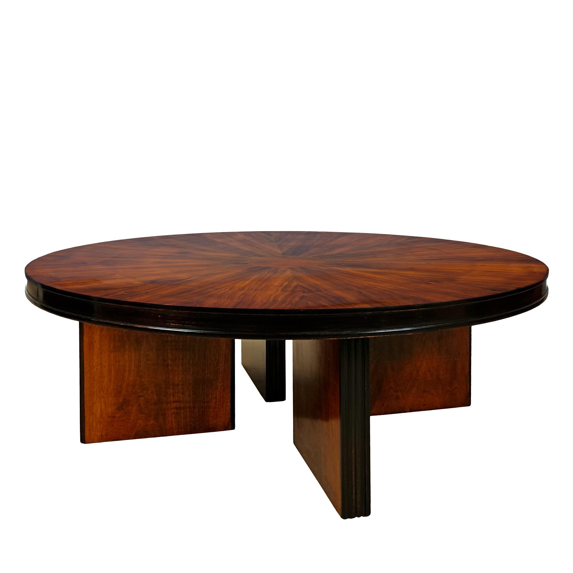 Table basse en placage de noyer et marqueterie de noyer, avec 4 pieds rectangulaires. Cirage français.

Design/One : Jordi Vilanova i Bosch

Espagne, Barcelone vers 1960