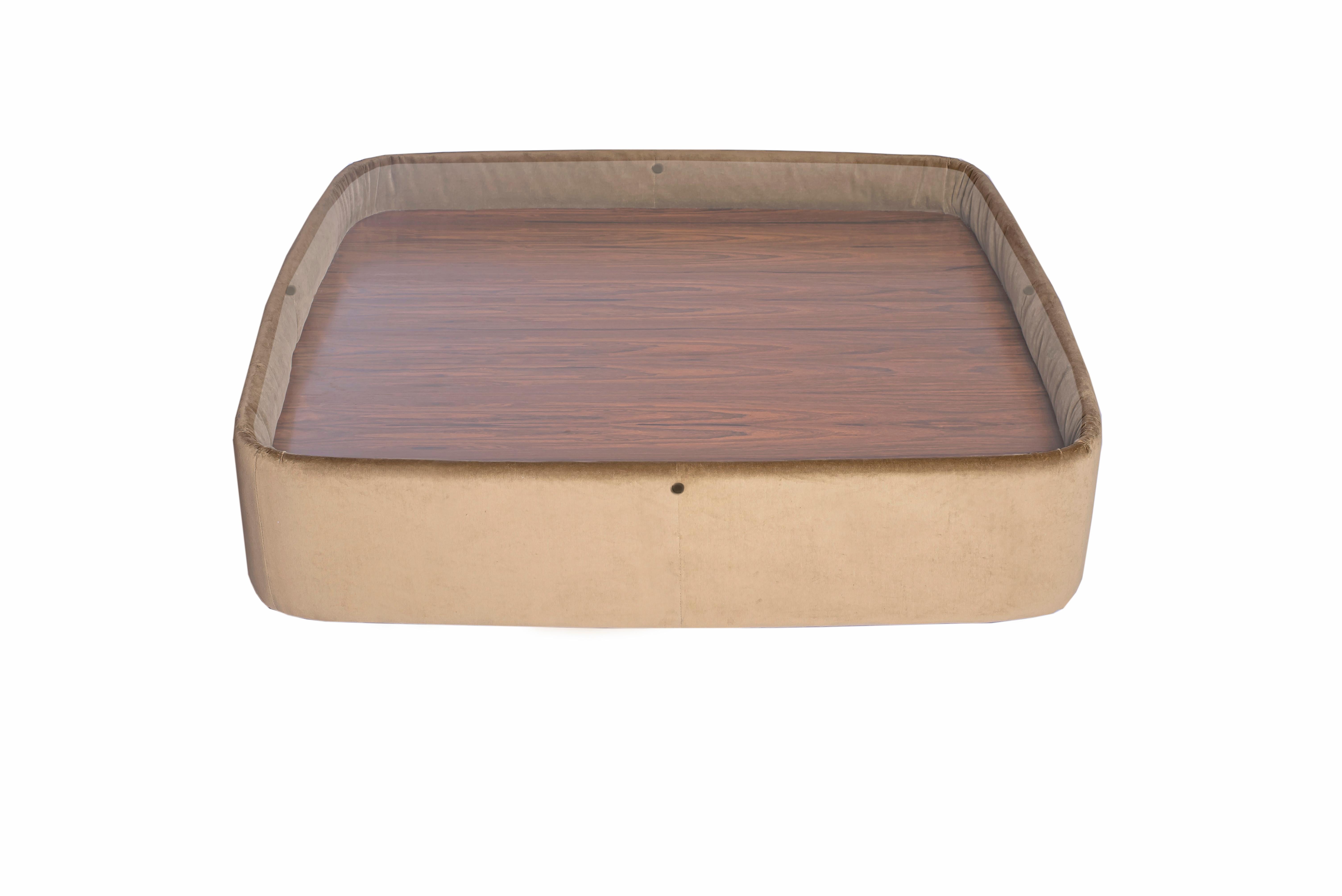 Un design sophistiqué et non conventionnel qui révèle la fascination de Zalszupin pour le dialogue des matériaux et l'équilibre géométrique. La forme carrée aux arêtes douces de la table associe du palissandre jacarandá, des côtés en cuir rembourrés