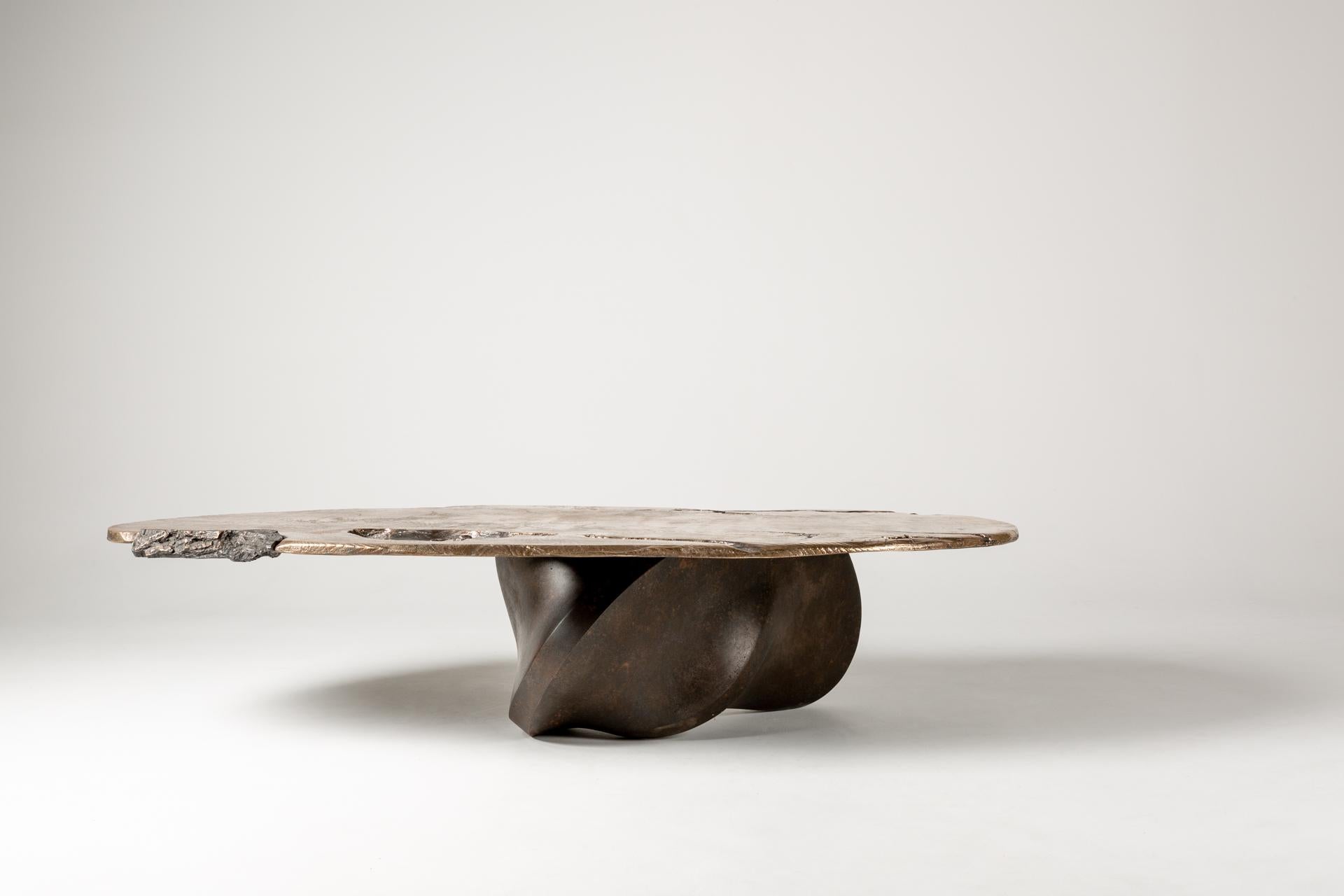 Table basse de Jose Cháfer
Dimensions : D 76 x L 153 x H 36 cm. 
MATERIAL : Bronze patiné.

José Cháfer est un artiste né à Madrid en 1991, diplômé en Beaux-Arts de l'Université Complutense de Madrid. Il se définit comme un amoureux de la nature et