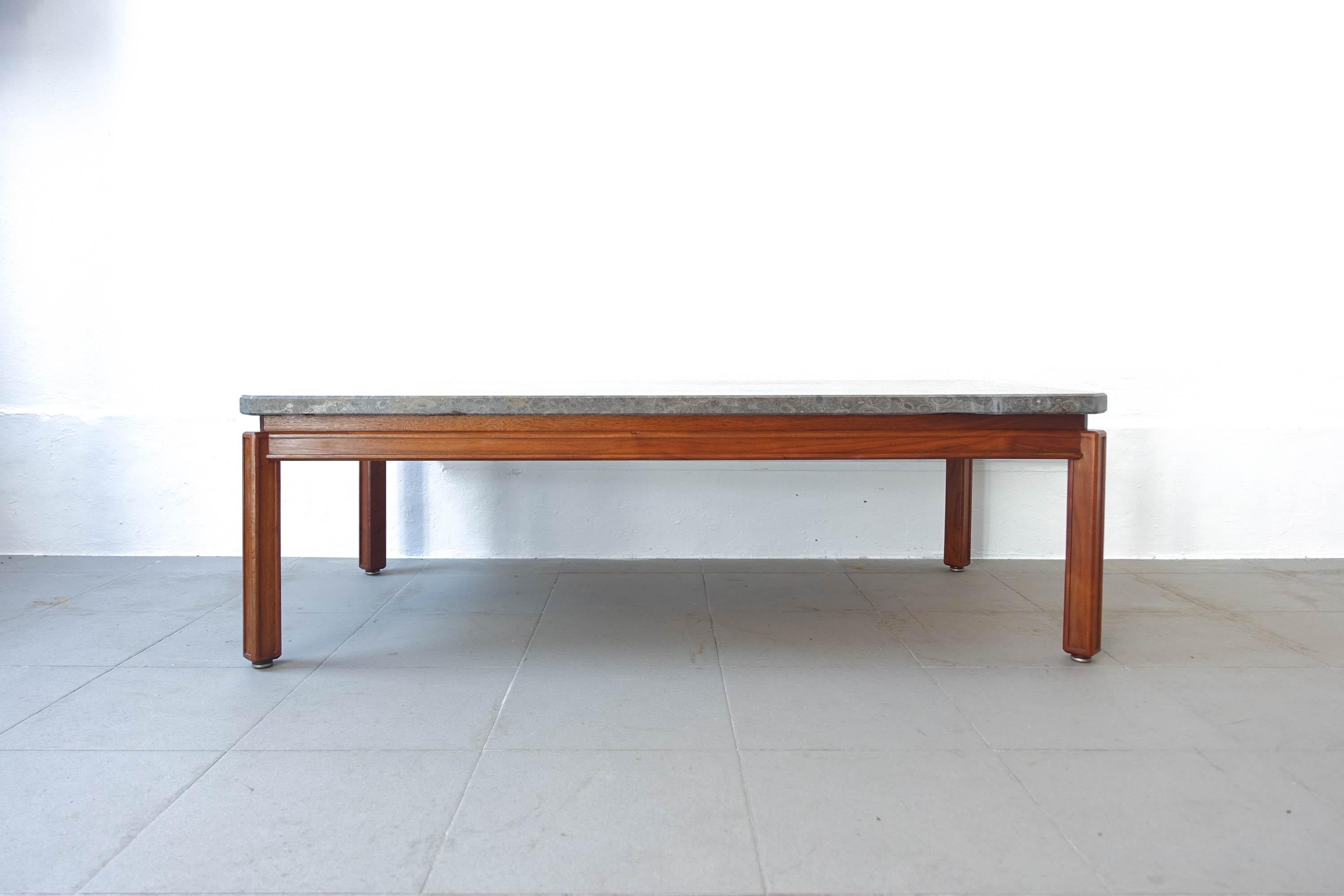 This exquisite coffee table, designed by José Espinho and produced by Móveis Sousa Braga and Móveis Olaio in Portugal, is a prime example of 1970s Portuguese design. The 