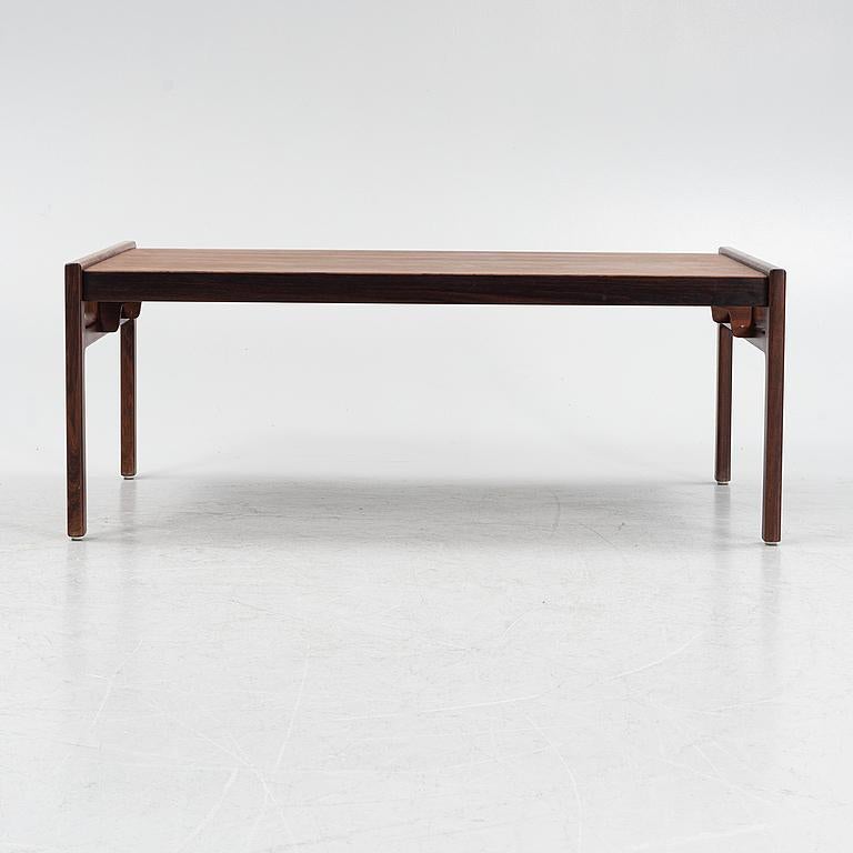 Magnifique table basse dessinée par Ekselius et produite par la maison suédoise JOC dans les années 1960. Elle est essentielle et radicale, dans le plus pur style scandinave. Les lignes graphiques et épurées et le veinage du palissandre font de