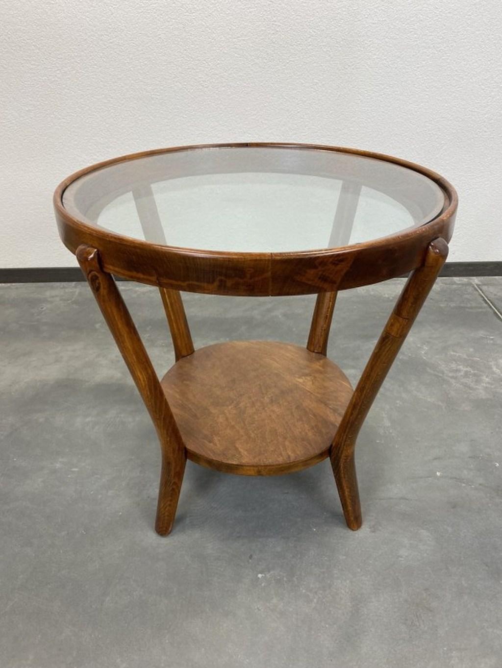 Table basse conçue par Karel Koželka et Antonín Kropácek pour la Triennale internationale de Milan en 1946, modèle supérieur avec double plateau en verre. Les parties en bois ont été repolies, le verre d'origine présente des signes d'âge et