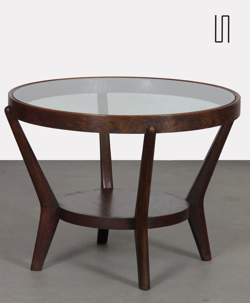 Cette table basse a été conçue par les designers tchèques Antonin Kropacek et Karel Kozelka en 1944. En 1946, cette table a remporté la médaille d'argent à la Triennale de Milan. Le cadre en bois est en bon état. Le plateau en verre est neuf.