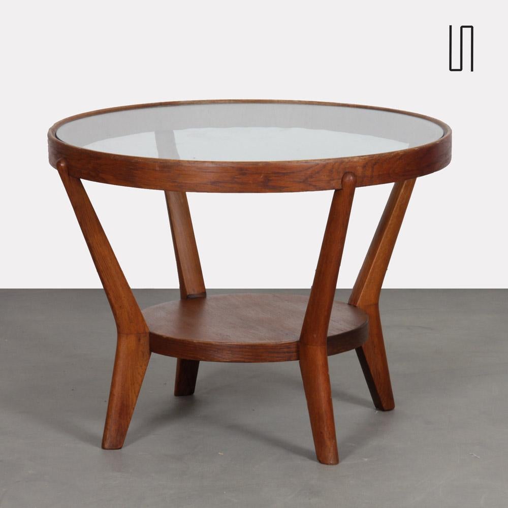 Cette table basse a été conçue par les designers tchèques Antonin Kropacek et Karel Kozelka en 1944. En 1946, cette table a remporté la médaille d'argent à la Triennale de Milan. Le cadre en bois est en bon état.