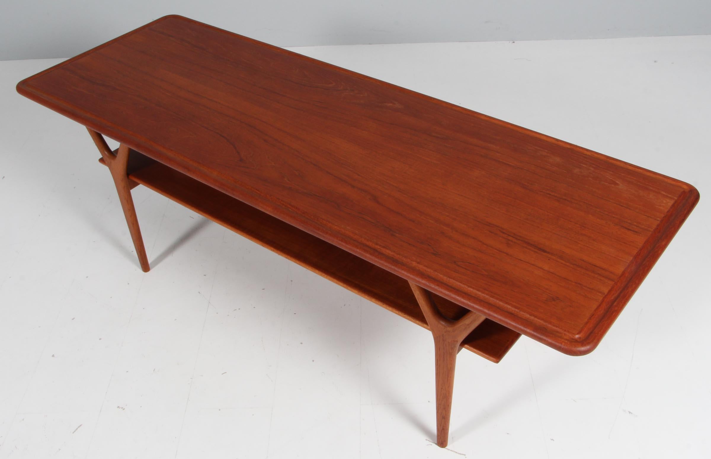 Kurt Østervig coffee table with shelf and plate of veenered teak.

Legs in oak.

Made by Jason Møbler in the 1960s, Denmark.
    