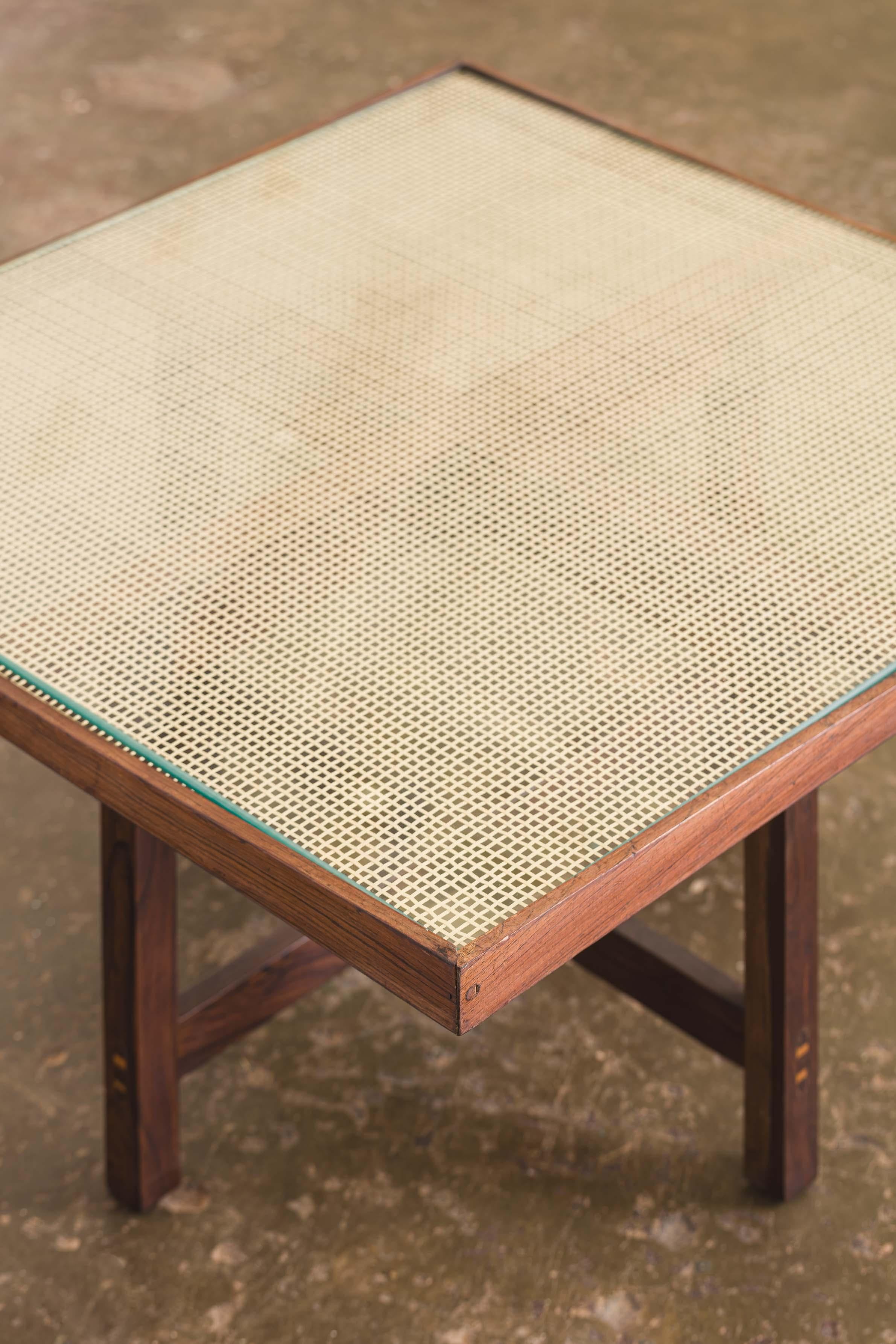 Magnifique table basse de Liceu de Artes e Oficios, réalisée en bois et en canne.