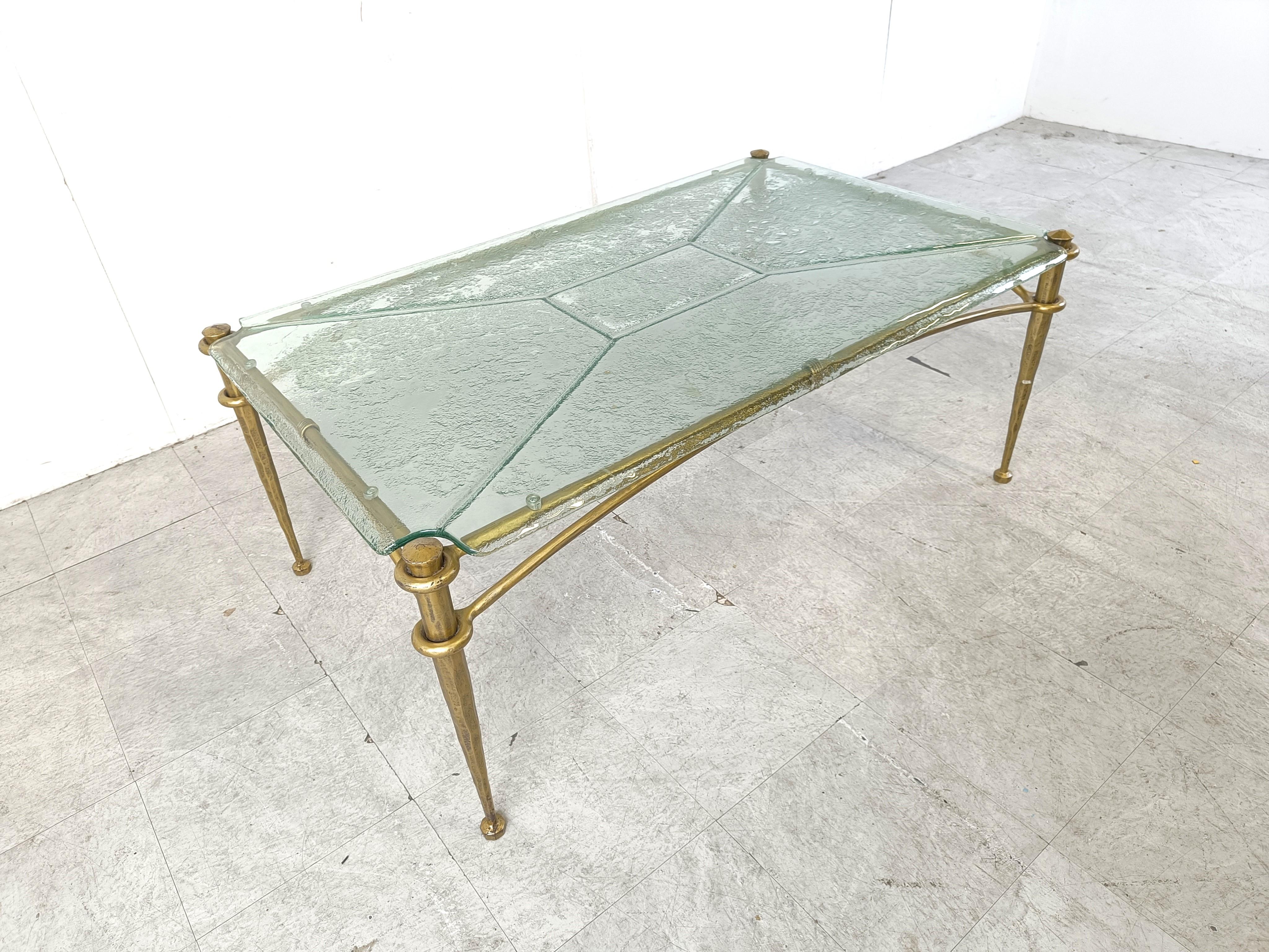 Rare table basse brutaliste de Lothar Klute composée d'une base sculpturale en fer doré et d'un plateau en verre spécial.

Le verre et la base sont tous fabriqués à la main.

Très bon état.

Années 1970 - Allemagne

Hauteur : 50cm/19.68