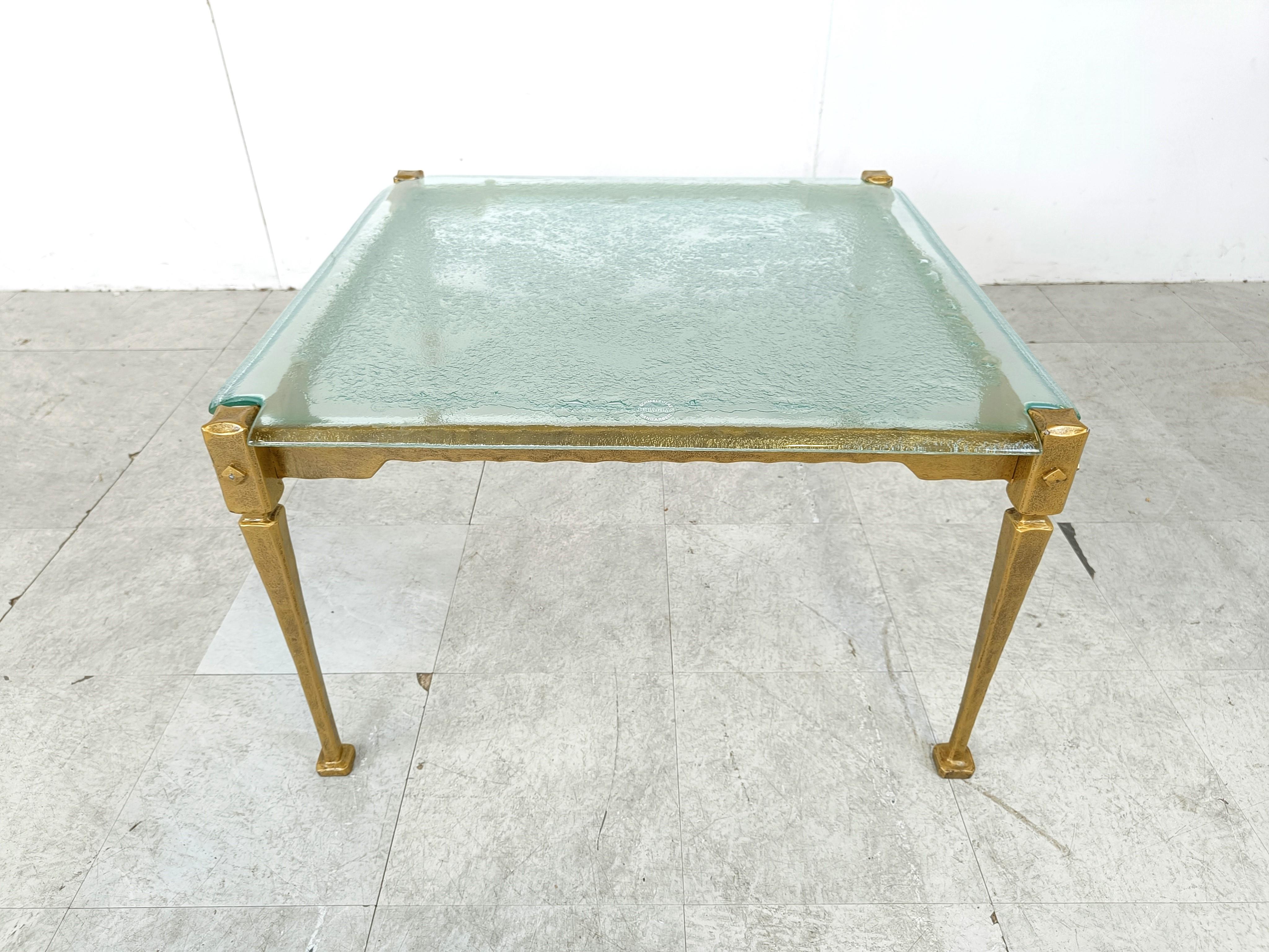 
Rare table basse brutaliste de Lothar Klute composée d'une base sculpturale en fer doré et d'un plateau en verre spécial.

Le verre et la base sont tous fabriqués à la main.

Très bon état.

Années 1970 - Allemagne

Hauteur : 47cm/18.50