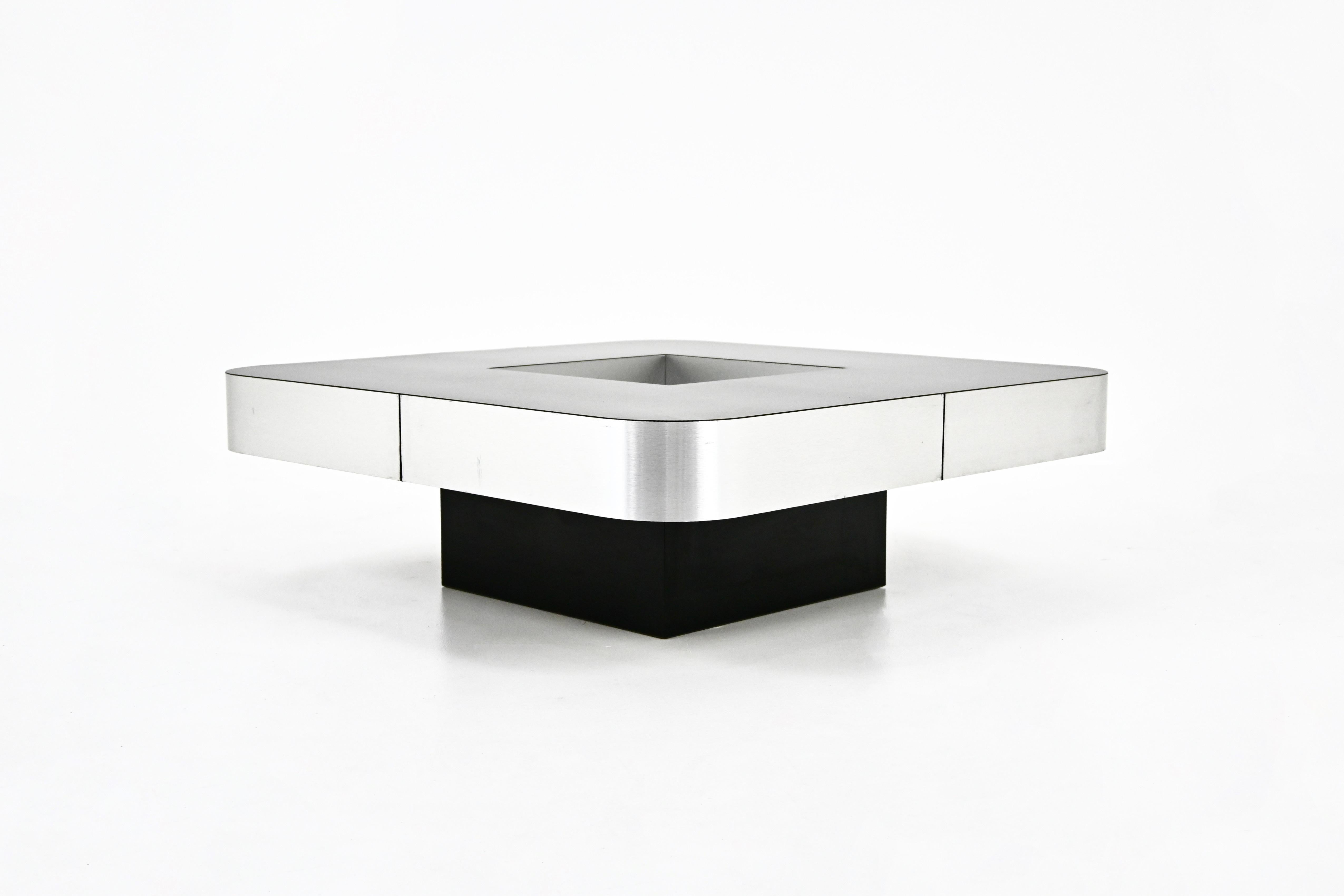 Coffee table in black bakelite and chrome metal. Wear due to the age of the coffee table.
FOR SHIPPING, REQUEST US FOR RECEIVE THE BEST PRICE

