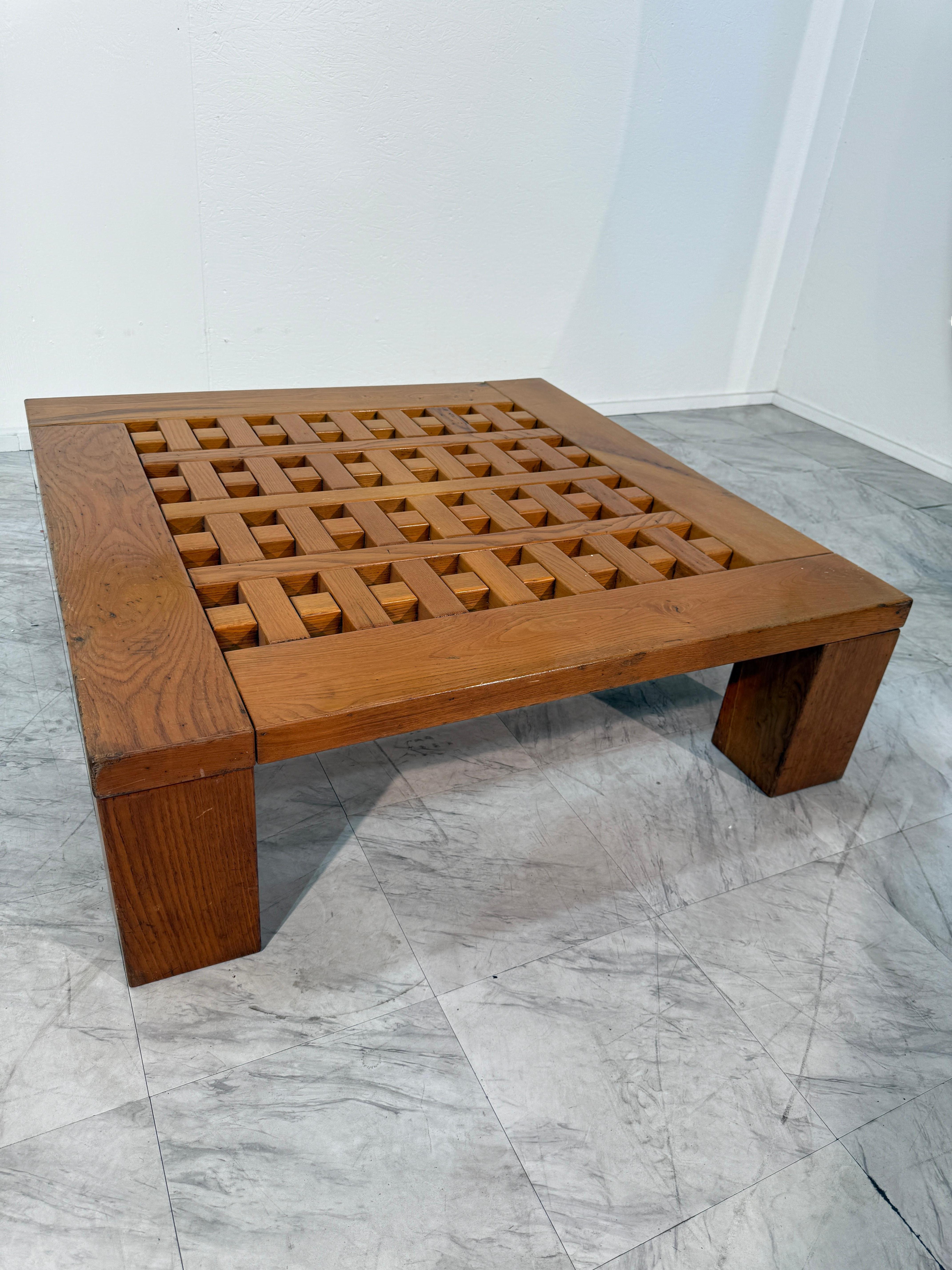 Table basse de Meccani Studio pour Carabotto - 
Pièce frappante du design italien, cette table basse par Meccani Studio pour Carabotto incarne l'artisanat et l'élégance architecturale.

Design/One : La table présente une forme carrée audacieuse avec