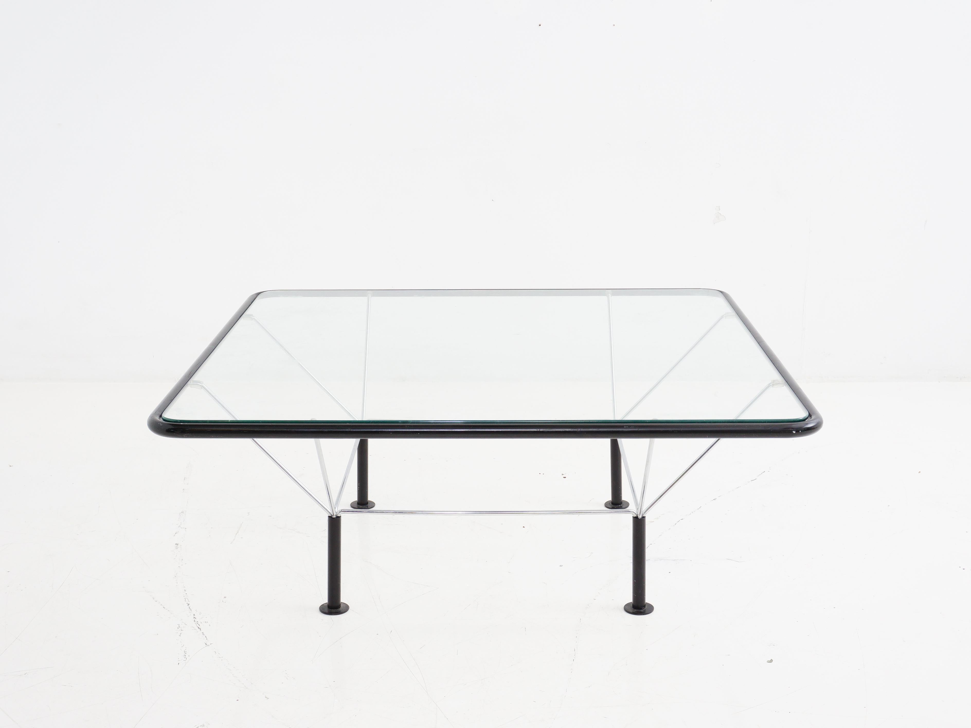 La table basse de Niels Bendtsen, conçue au Danemark dans les années 1970, témoigne d'une élégante simplicité. Doté d'un plateau carré en verre, il marie sans effort forme et fonction, ce qui en fait une pièce maîtresse intemporelle pour tout espace