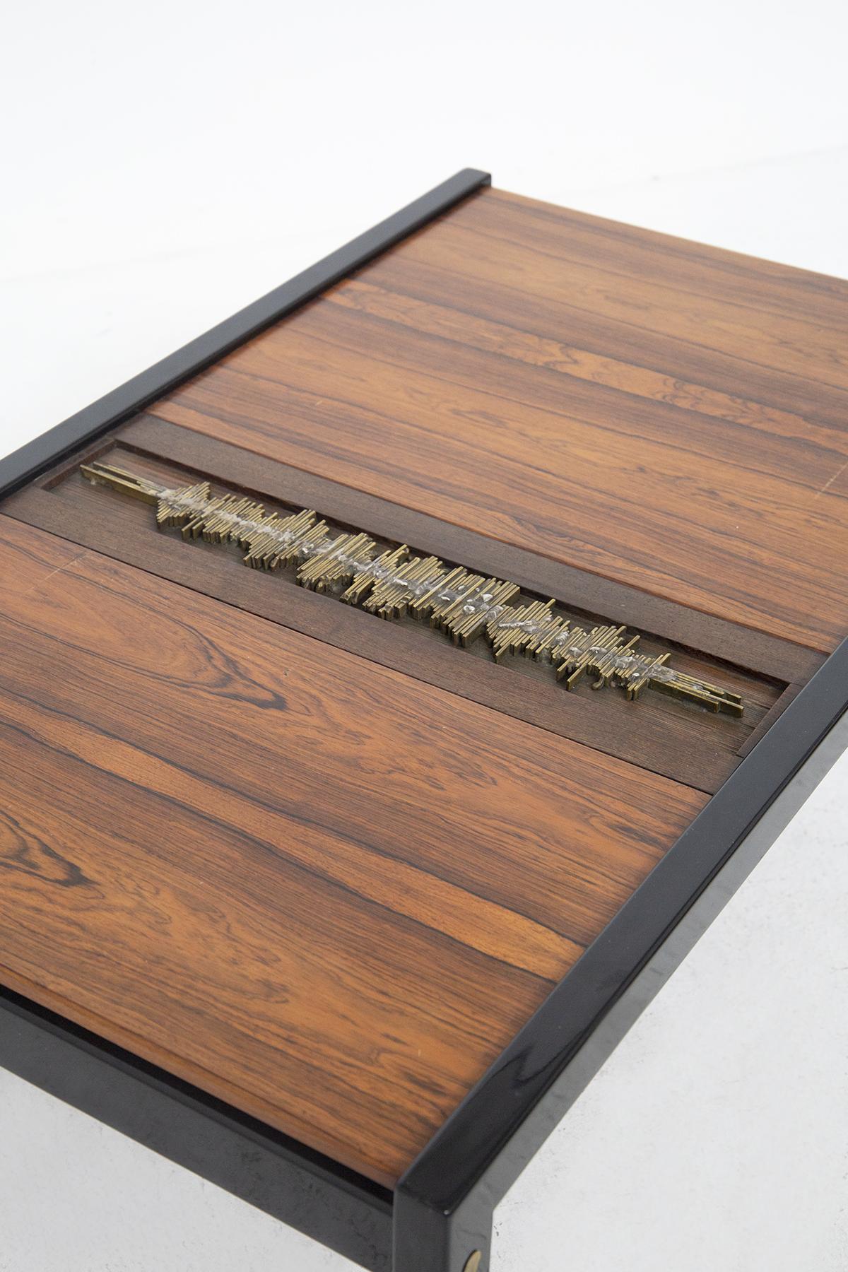 Magnifique table basse en bois et laiton conçue par Osvaldo Borsani et Eugenio Gerli pour la manufacture italienne de qualité, en 1963, fait partie du modèle T68.
La table basse présente une structure rectangulaire classique en métal noir, très