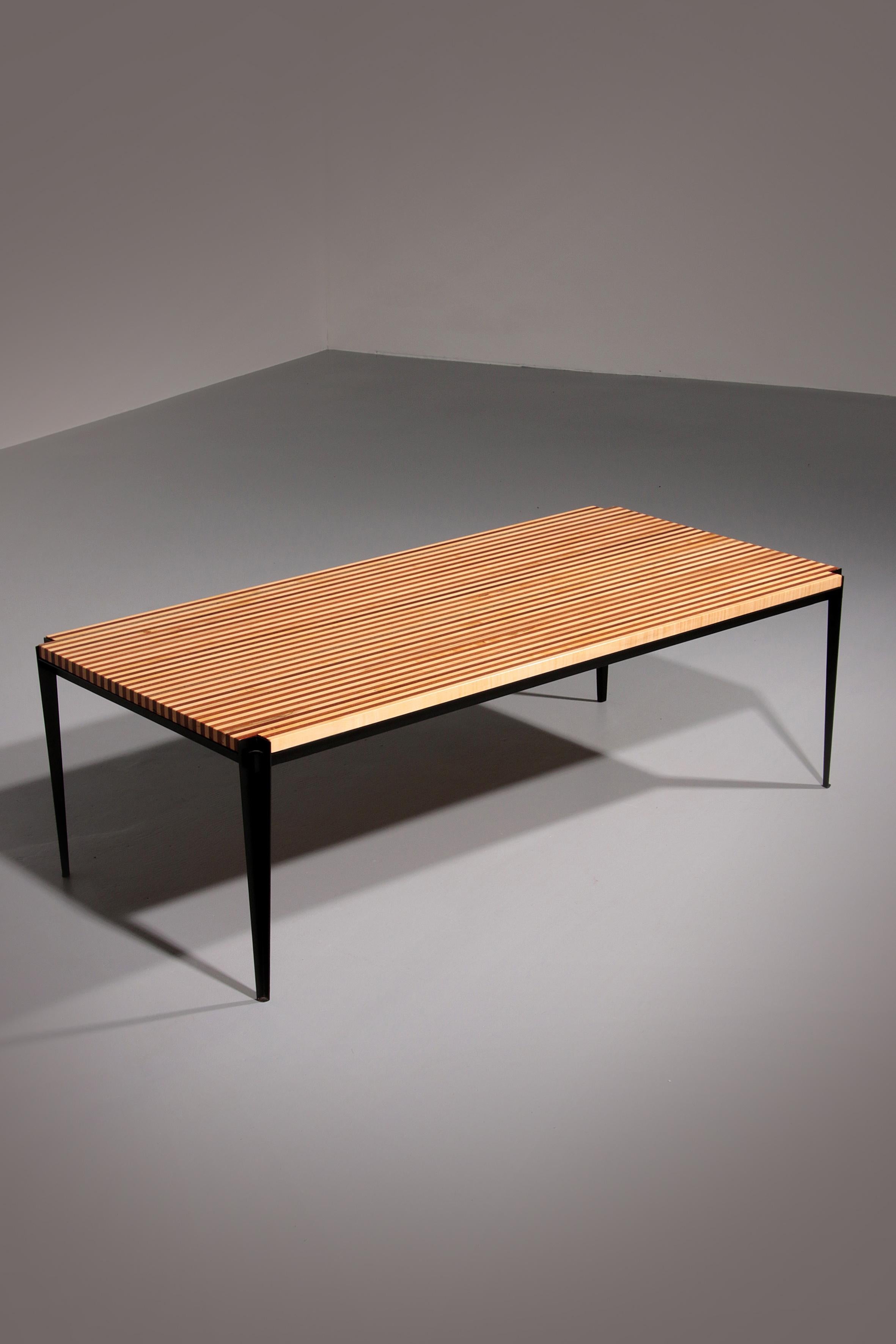 

Fondée en 1953 par Osvaldo et Fulgenzio Borsani, Tecno a redéfini le design moderne des bureaux et des meubles en alliant sophistication artistique et précision technique. Deux ans plus tard, en 1955, Osvaldo Borsani a présenté la table basse