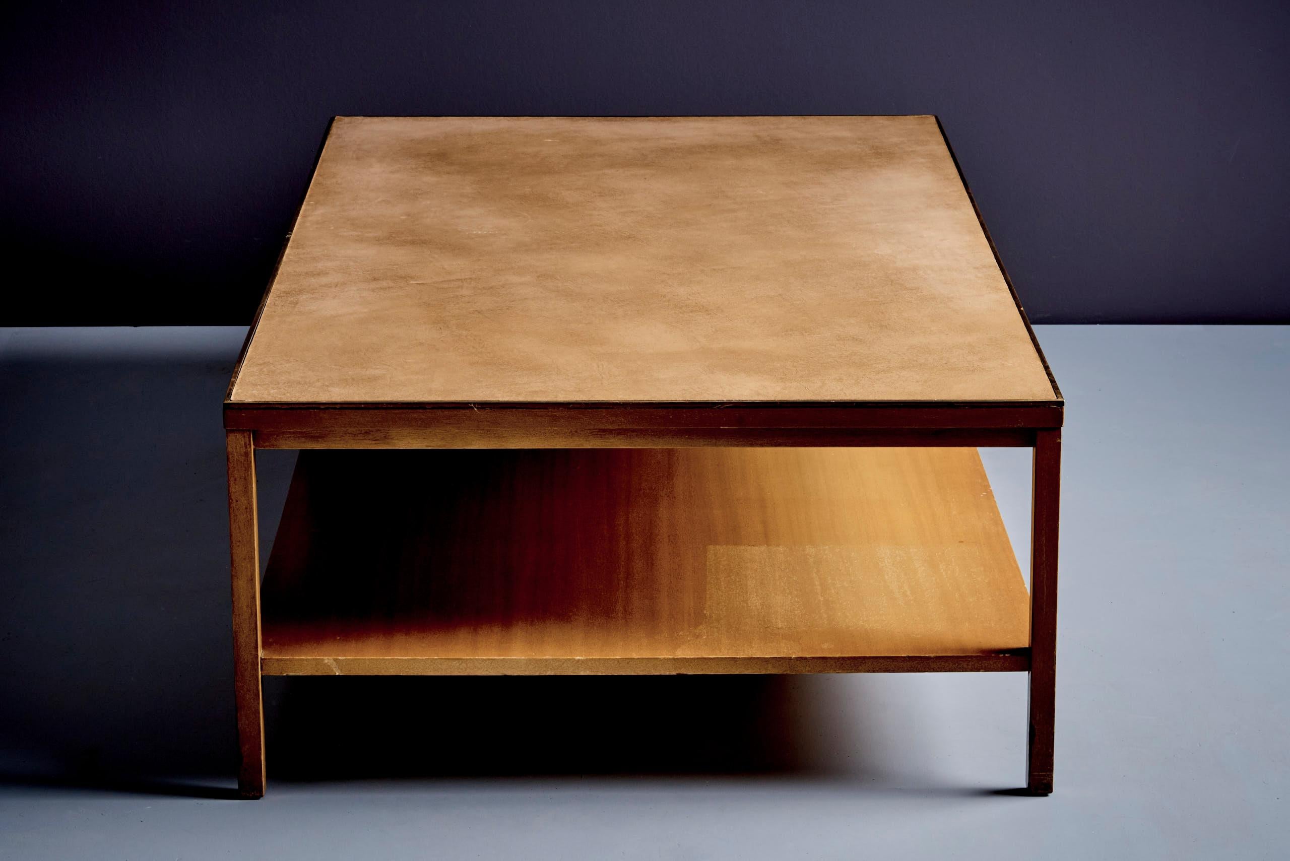 Paul McCobb Couchtisch für Calvin mit einer Lederplatte und Messingkanten. Mit einer Schublade und einem offenen Regal. Die Beine weisen leichte Gebrauchsspuren auf, insgesamt in gutem Zustand. Ein raffiniertes Stück aus der Mitte des Jahrhunderts