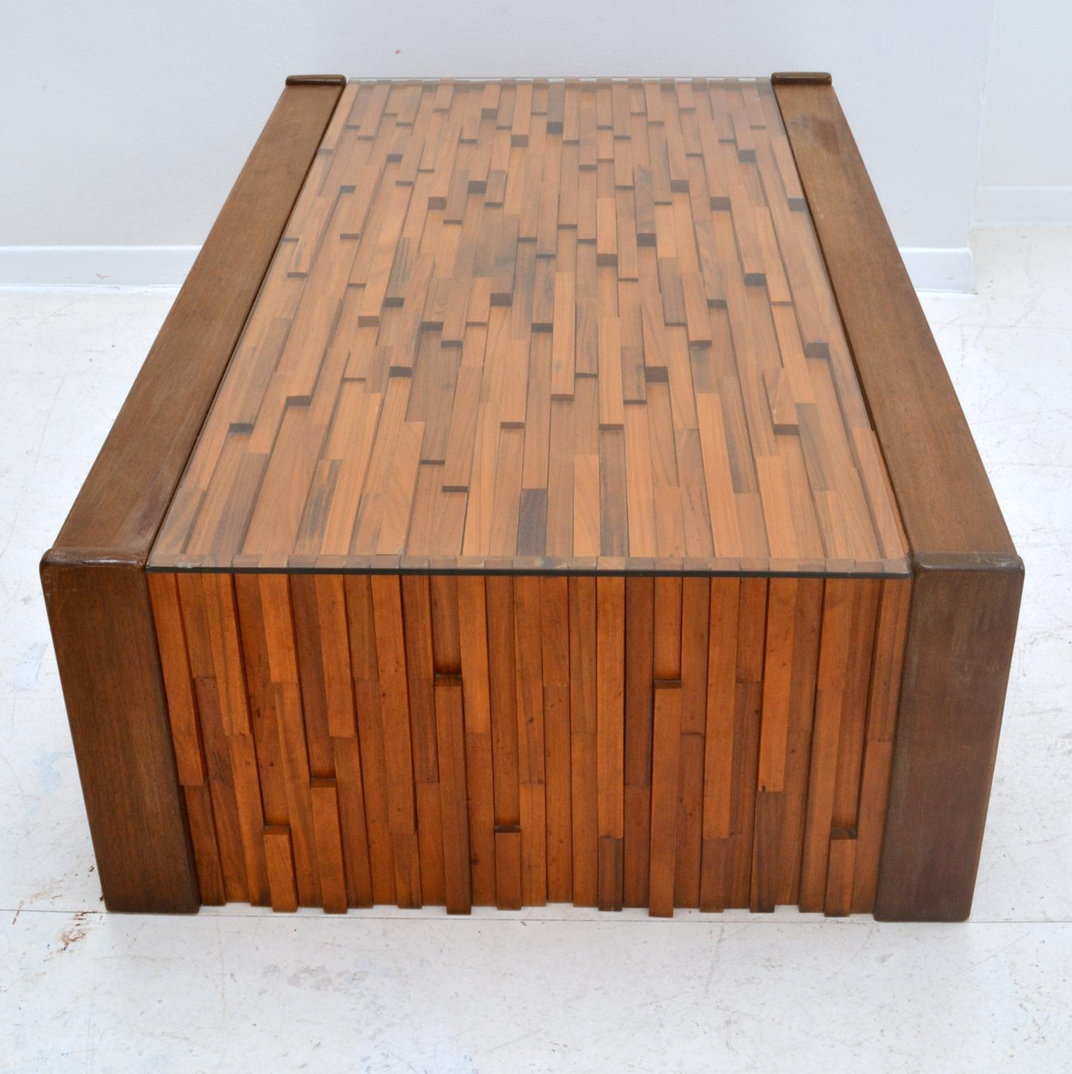 Couchtisch von Percival Lafer mit Holzreliefplatte (Glas) im Angebot