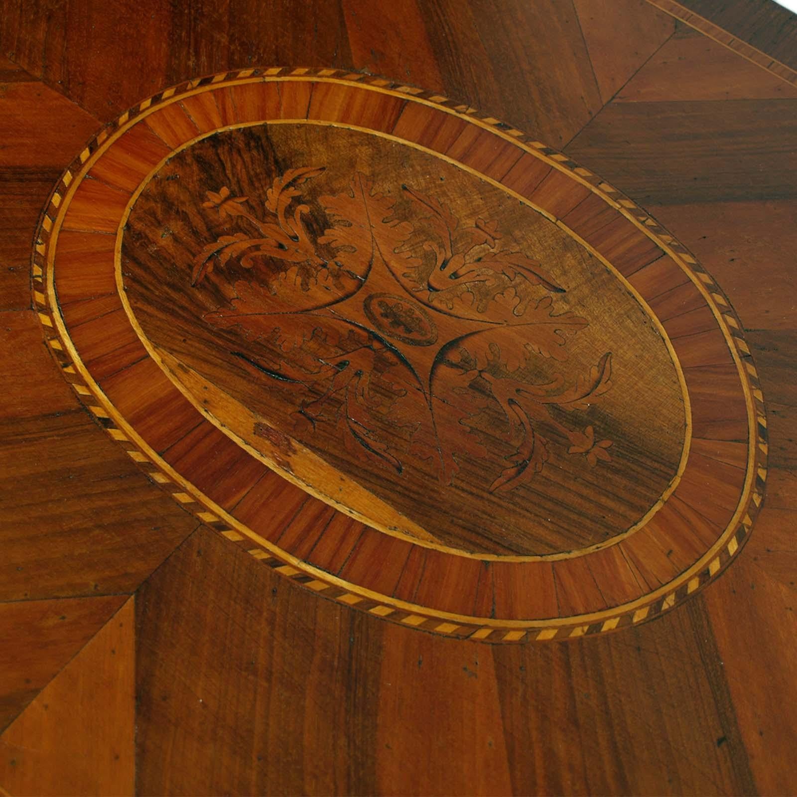 Coffee Table, by Permanente Cantù, Paolo Buffa attributed in Walnut, Inlay In Good Condition For Sale In Vigonza, Padua