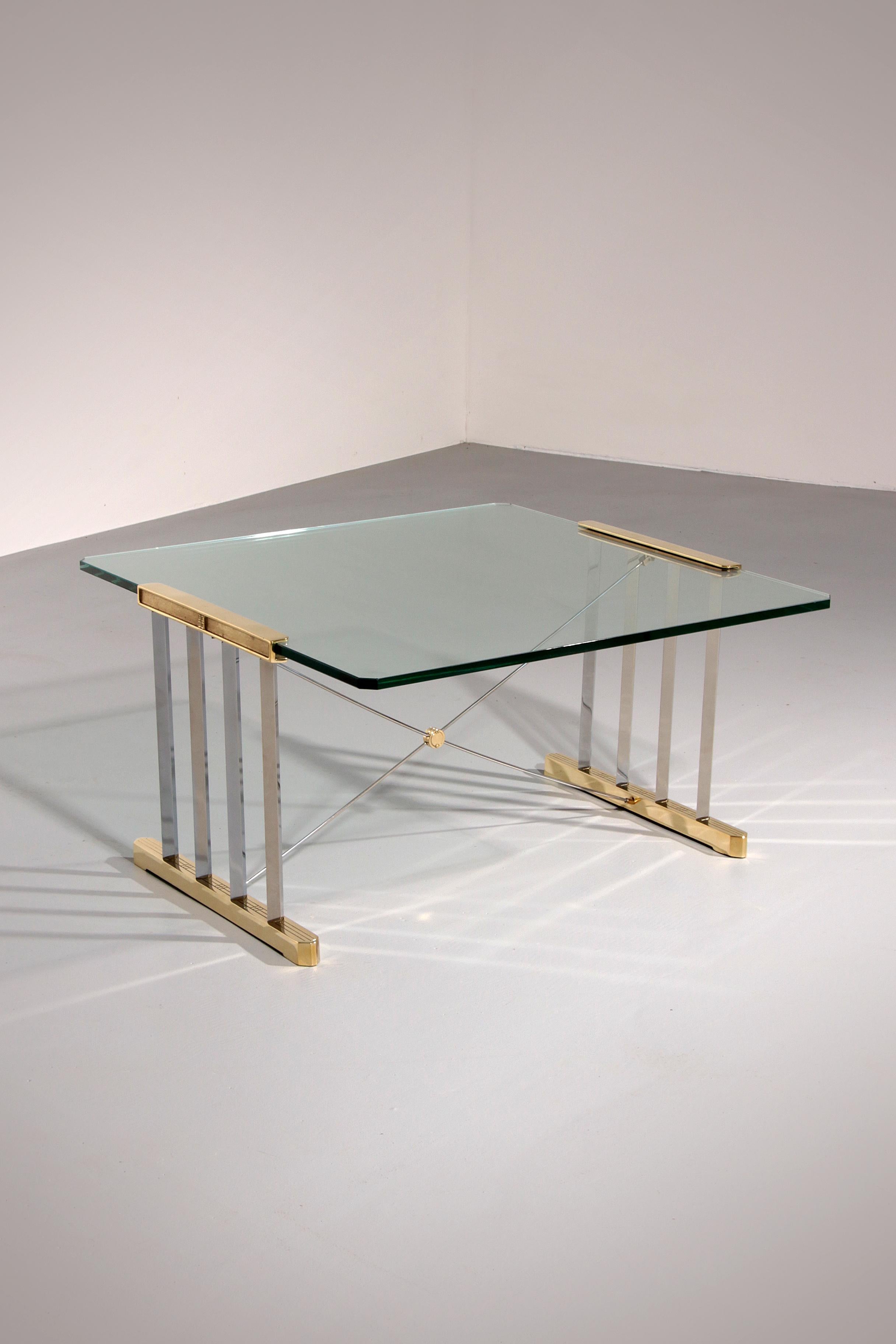 

Entdecken Sie die zeitlose Eleganz des Midcentury  Tabelle,

ein Meisterwerk des renommierten Designers Peter Ghyczy. 

Dieser in den 1970er Jahren gefertigte Tisch zeichnet sich durch ein bahnbrechendes Design mit verchromten Beinen aus, die