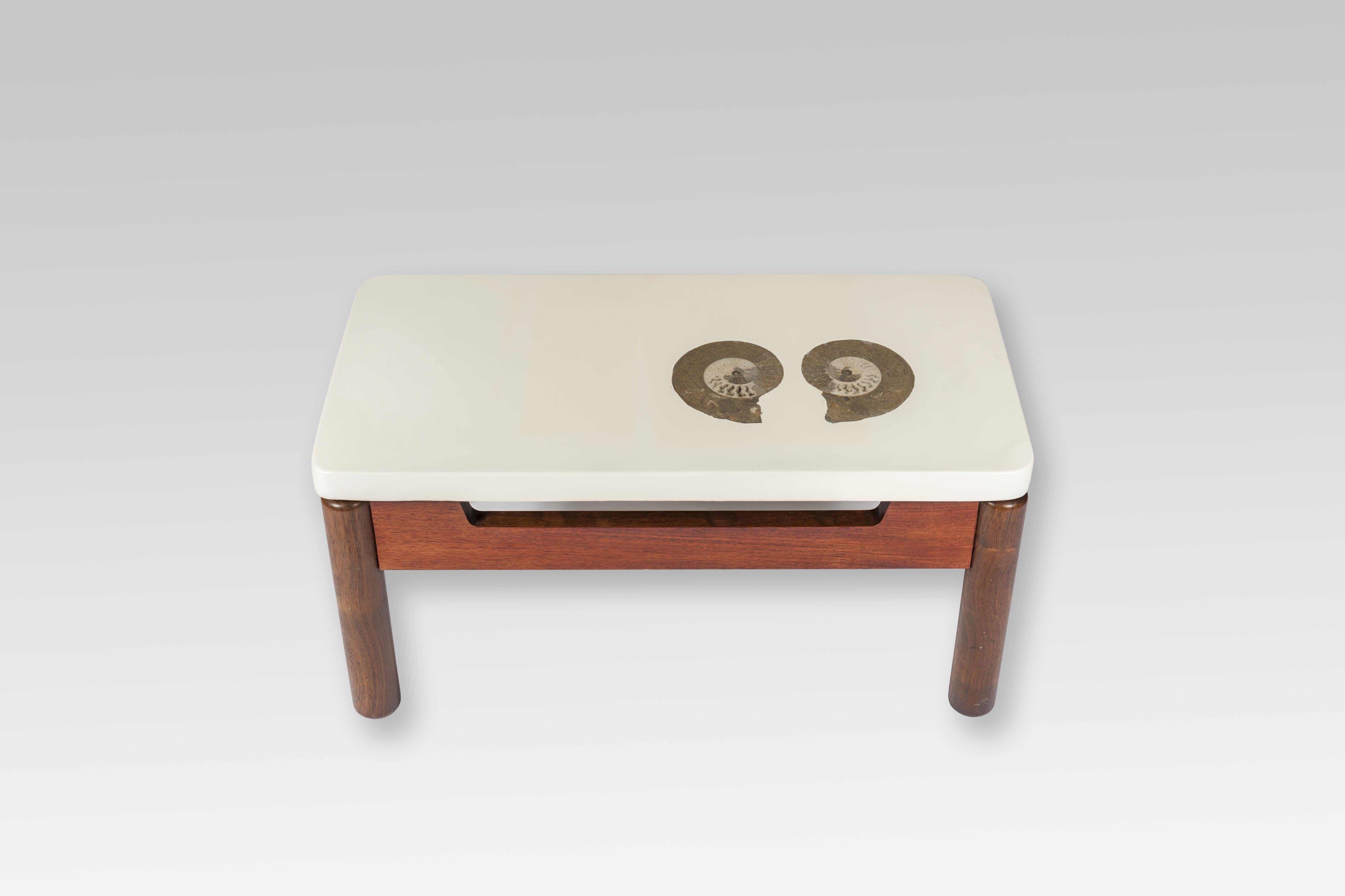 Belle et très bonne table basse rectangulaire originale de Philippe Barbier en résine blanche incrustée par A couple d' Ammonite. Base circulaire en bois, France vers 1960.
 