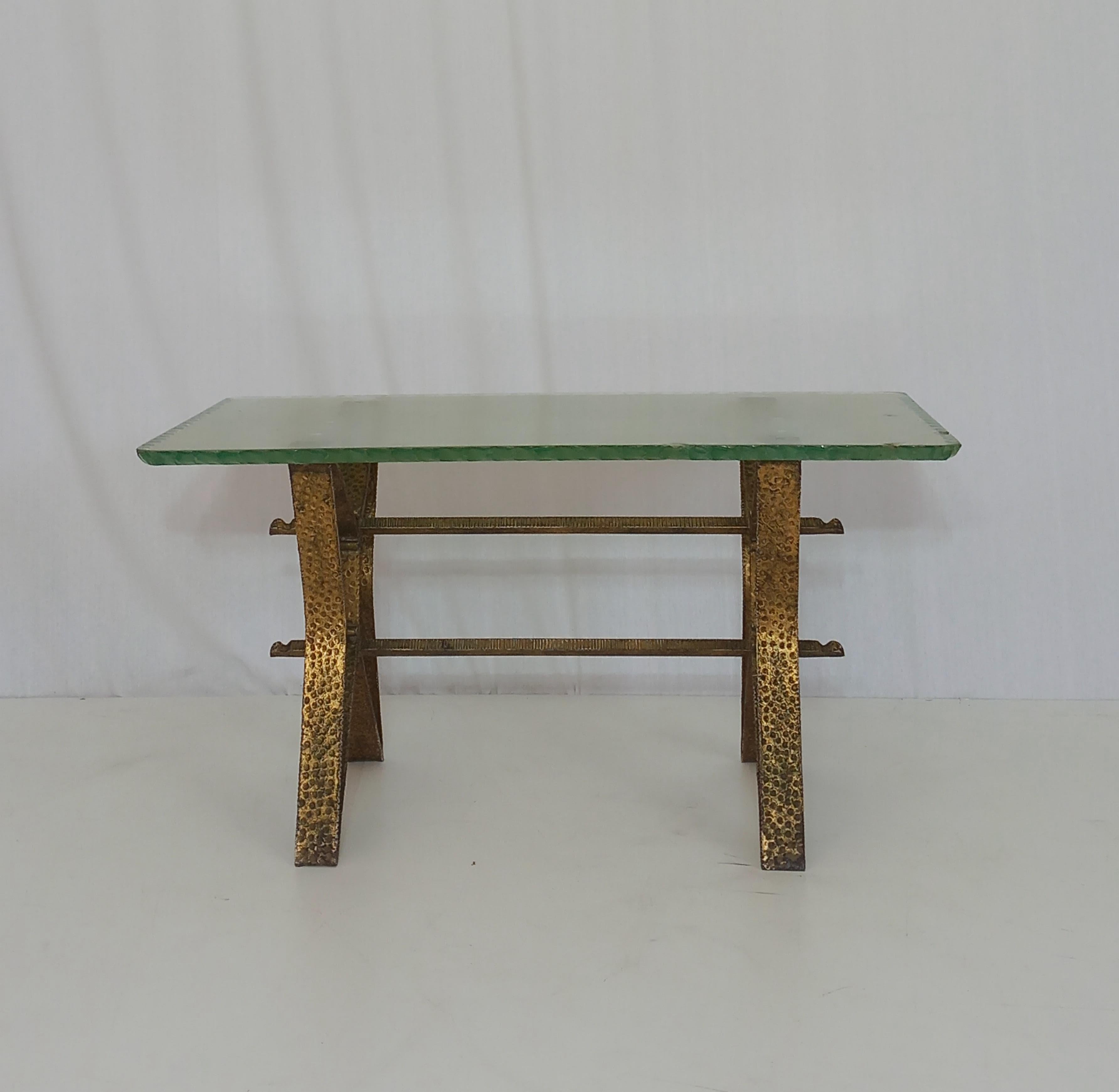 Exemple étonnant du design du milieu du siècle, cette table basse vintage a été créée dans les années 1950 par le célèbre designer italien Pier Luigi Colli et produite par Fontana Arte, l'une des maisons de design les plus prestigieuses d'Italie.
