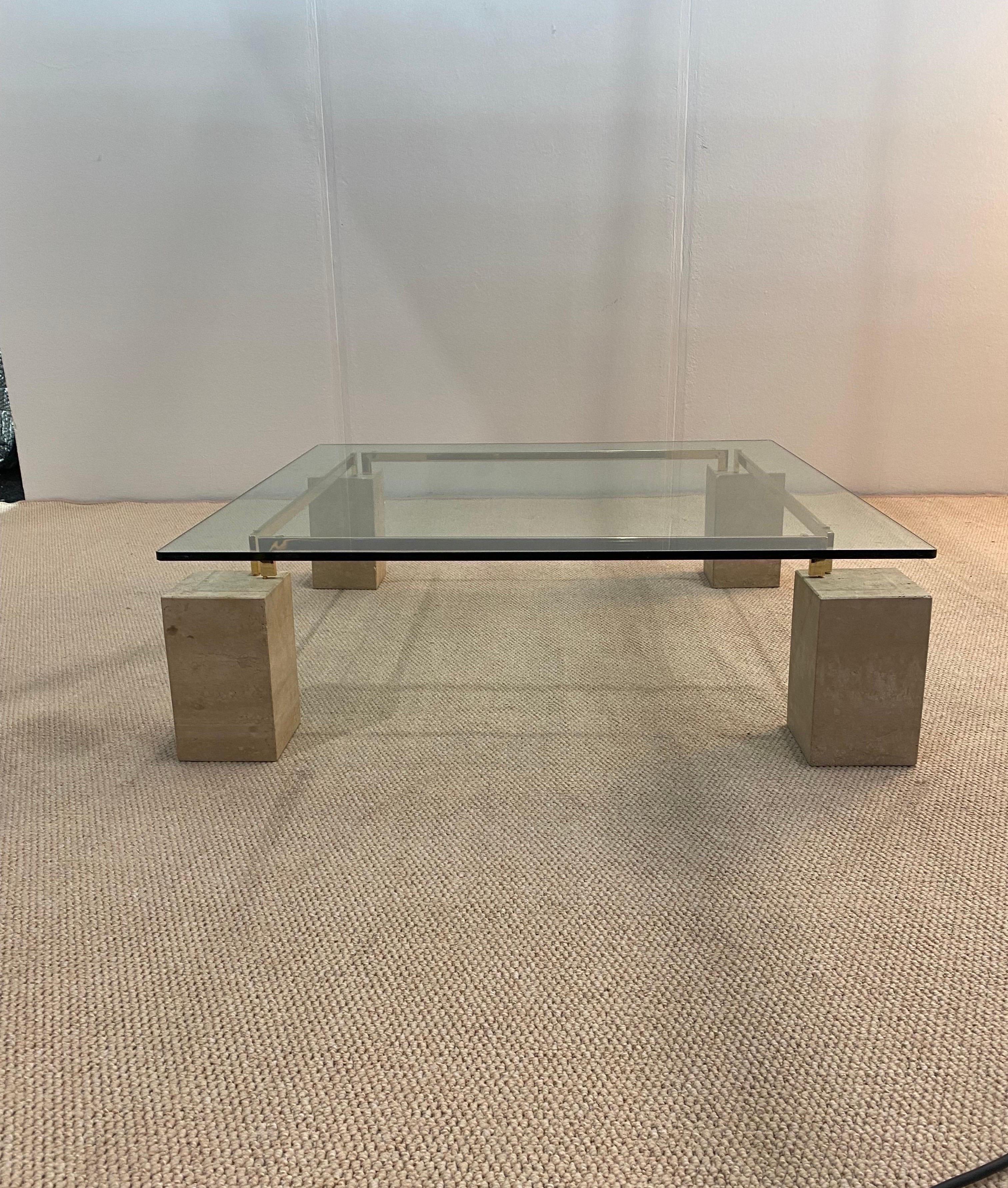 La mesa de centro Dielle, una pieza atemporal diseñada en 1984 por Piero de Longhi para Catalan Italia, es un diseño sofisticado. La tapa de cristal transparente te permite apreciar plenamente la belleza escultural de la base de travertino. Elemento