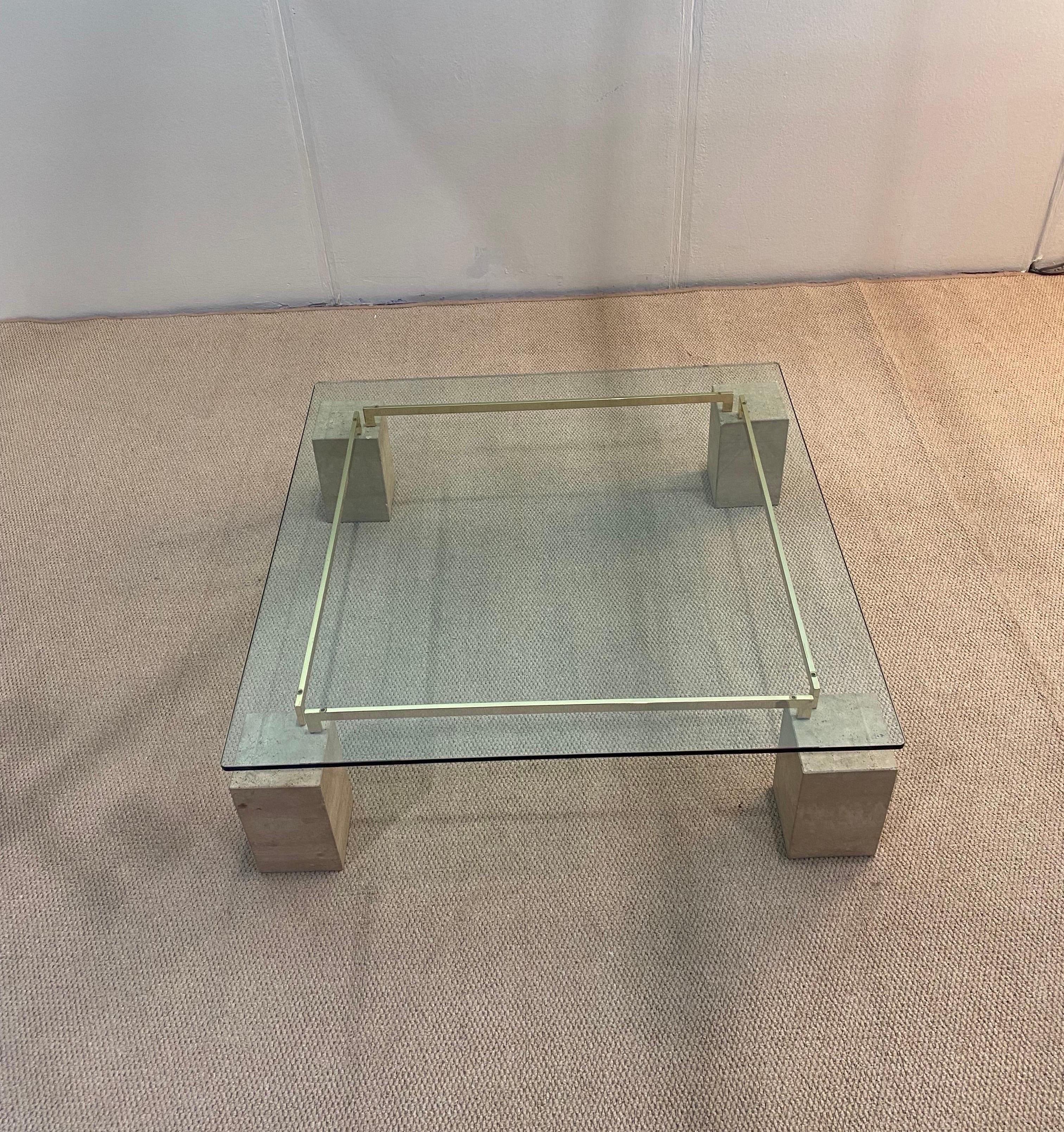 Mesa de centro de Piero de Longhi Catalan Italia Vidrio travertino y latón Años 80 Posmoderno en venta