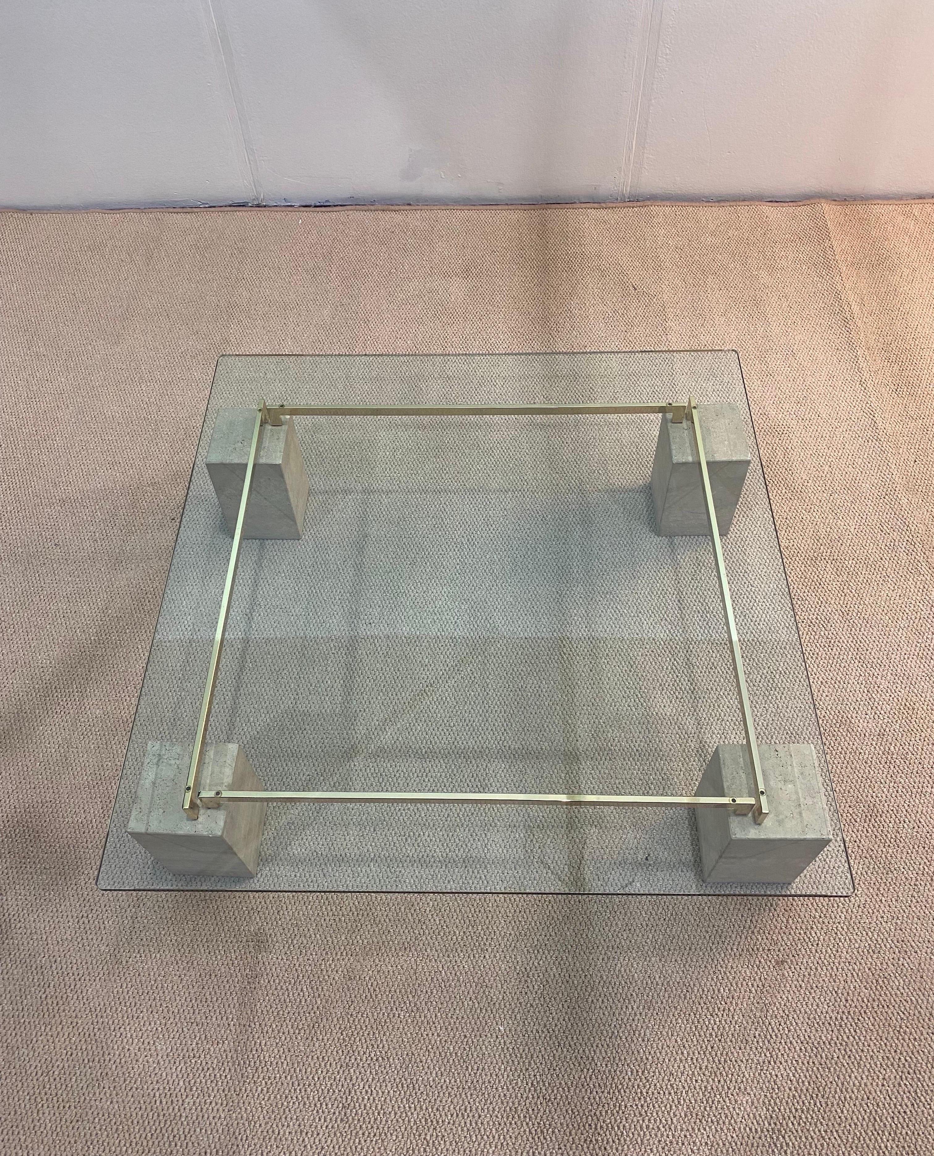 Mesa de centro de Piero de Longhi Catalan Italia Vidrio travertino y latón Años 80 Italiano en venta