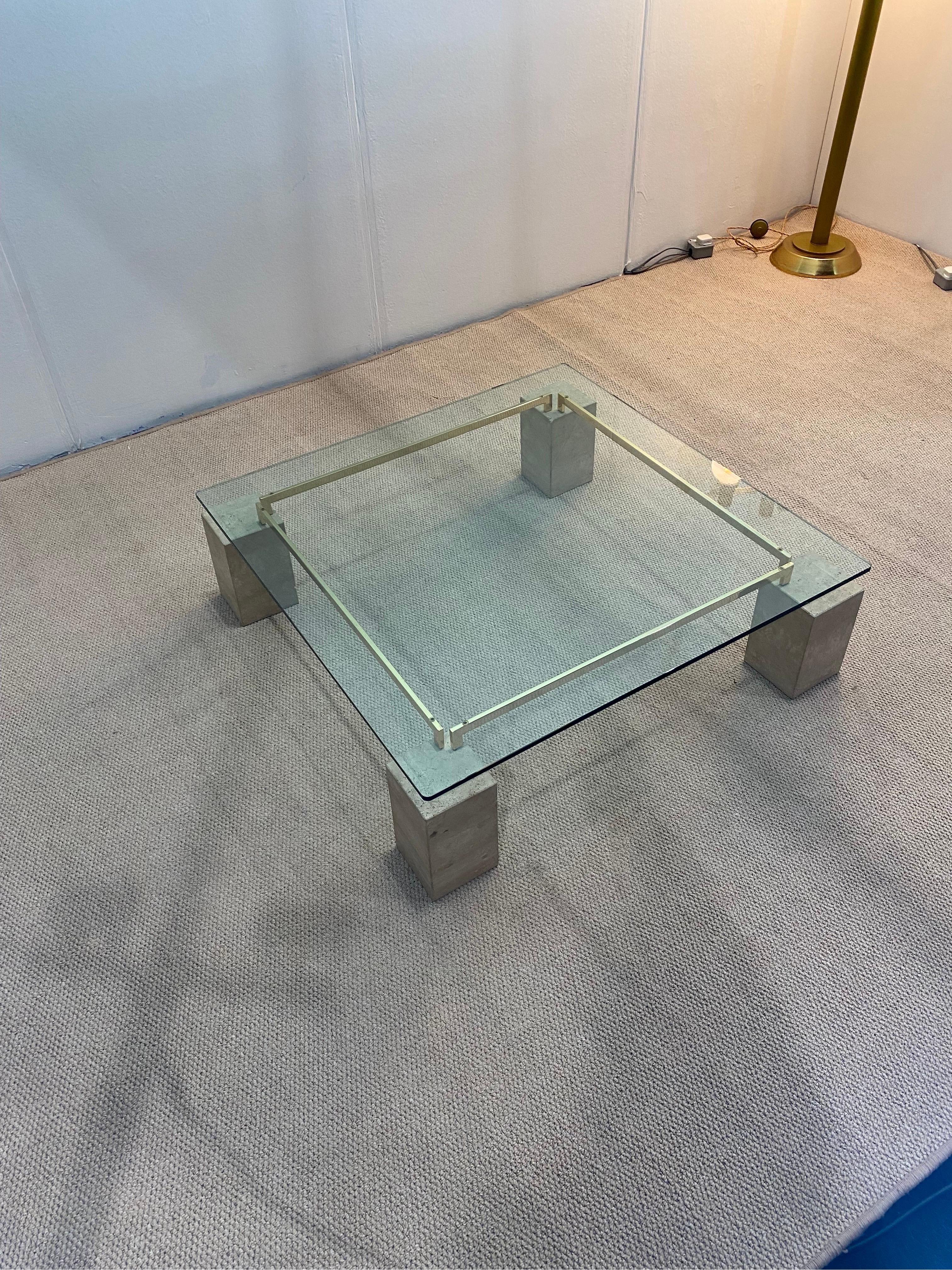 Mesa de centro de Piero de Longhi Catalan Italia Vidrio travertino y latón Años 80 finales del siglo XX en venta