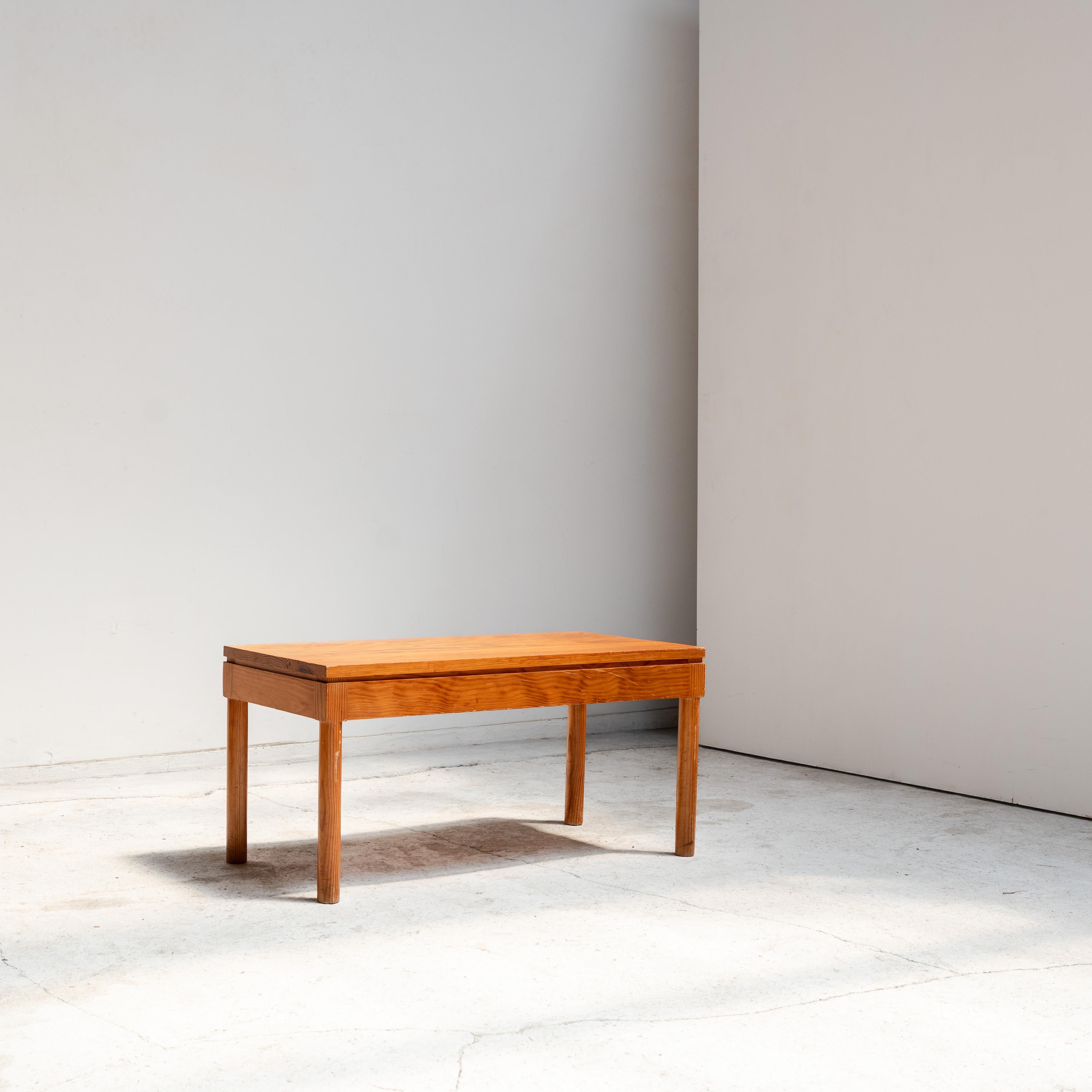 Ein minimalistischer Couchtisch aus Holz, entworfen von Pierre Gautier-Delaye. Mit seiner klaren, rechteckigen Form und seiner geradlinigen Konstruktion verkörpert er die ruhige Eleganz des französischen Modernismus. Der warme Ton des Holzes und die