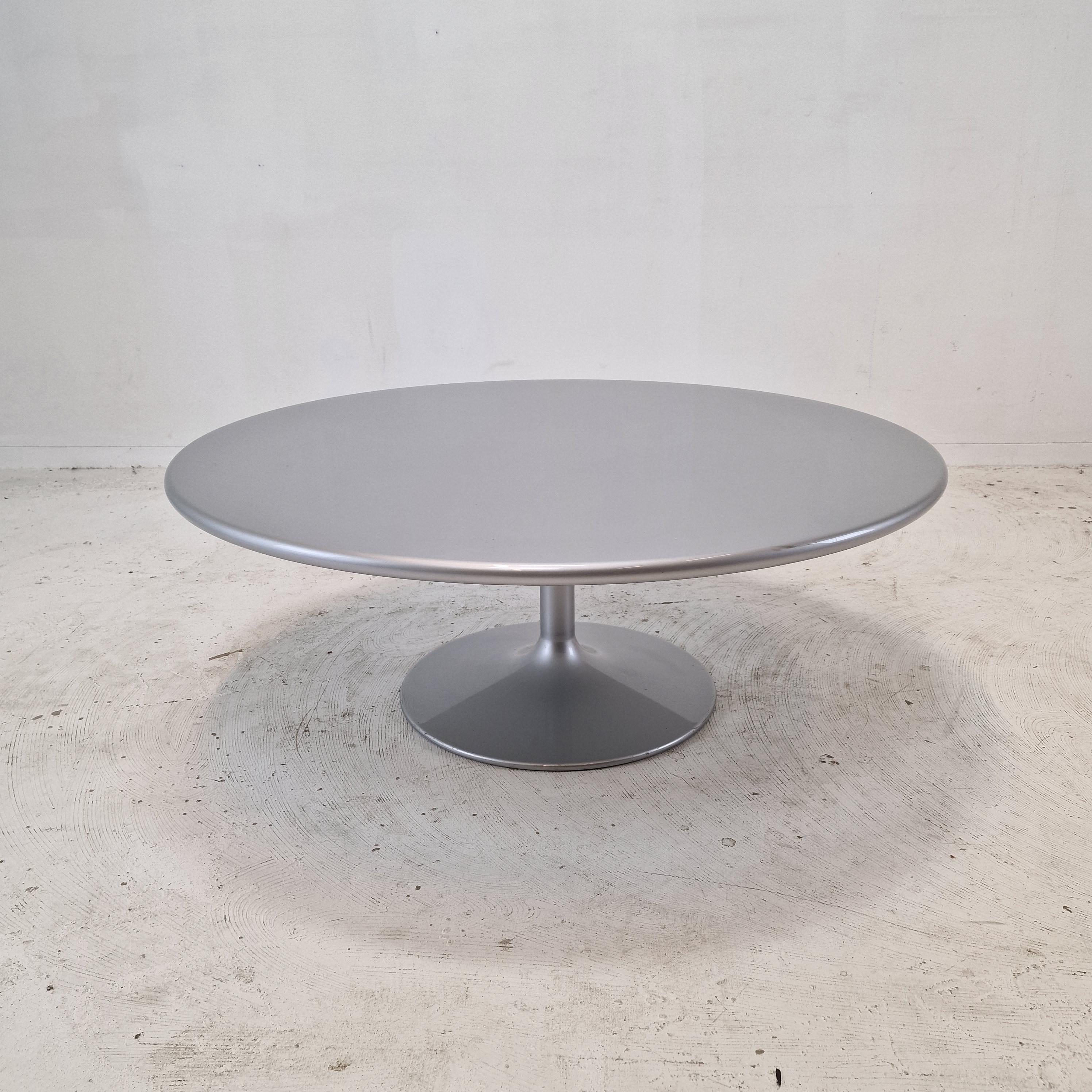 Très belle table basse ronde, conçue par Pierre Paulin dans les années 70. 
Le nom de la table est 