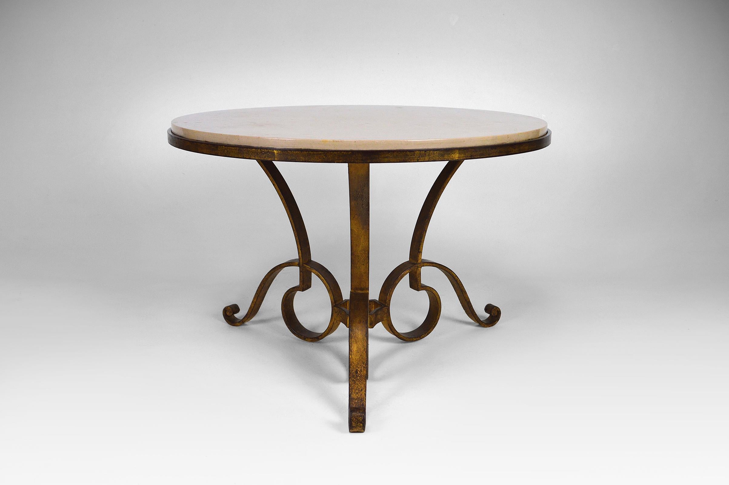 Superb coffee / side table divided into a wrought iron base and a round / circular marble top.
The patina of the wrought iron is golden and the marble is cream-coloured, slightly pink.

In good condition.
Art Deco, France, around 1935.

By